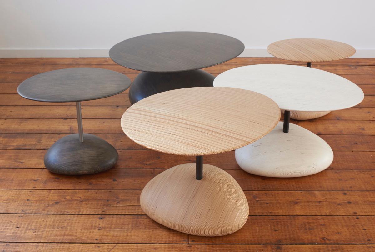 Cette table est la plus grande version de la collection Skye, en contreplaqué de Finlande stratifié ébonisé. Les bases reprennent les formes des rochers de plage collectés lors de voyages sur l'île de Skye. La palette discrète de la collection Skye
