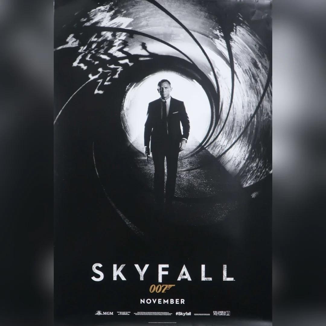 Skyfall (2012)
Original ein Blatt (27 x 40 Zoll)

Dies ist ein internationales Originalplakat für Skyfall (2012), den 23. James-Bond-Film und Daniel Craigs dritter Auftritt als 007.

Mit dem ikonischen Gewehrlauf in Schwarz-Weiß, auf den Bond