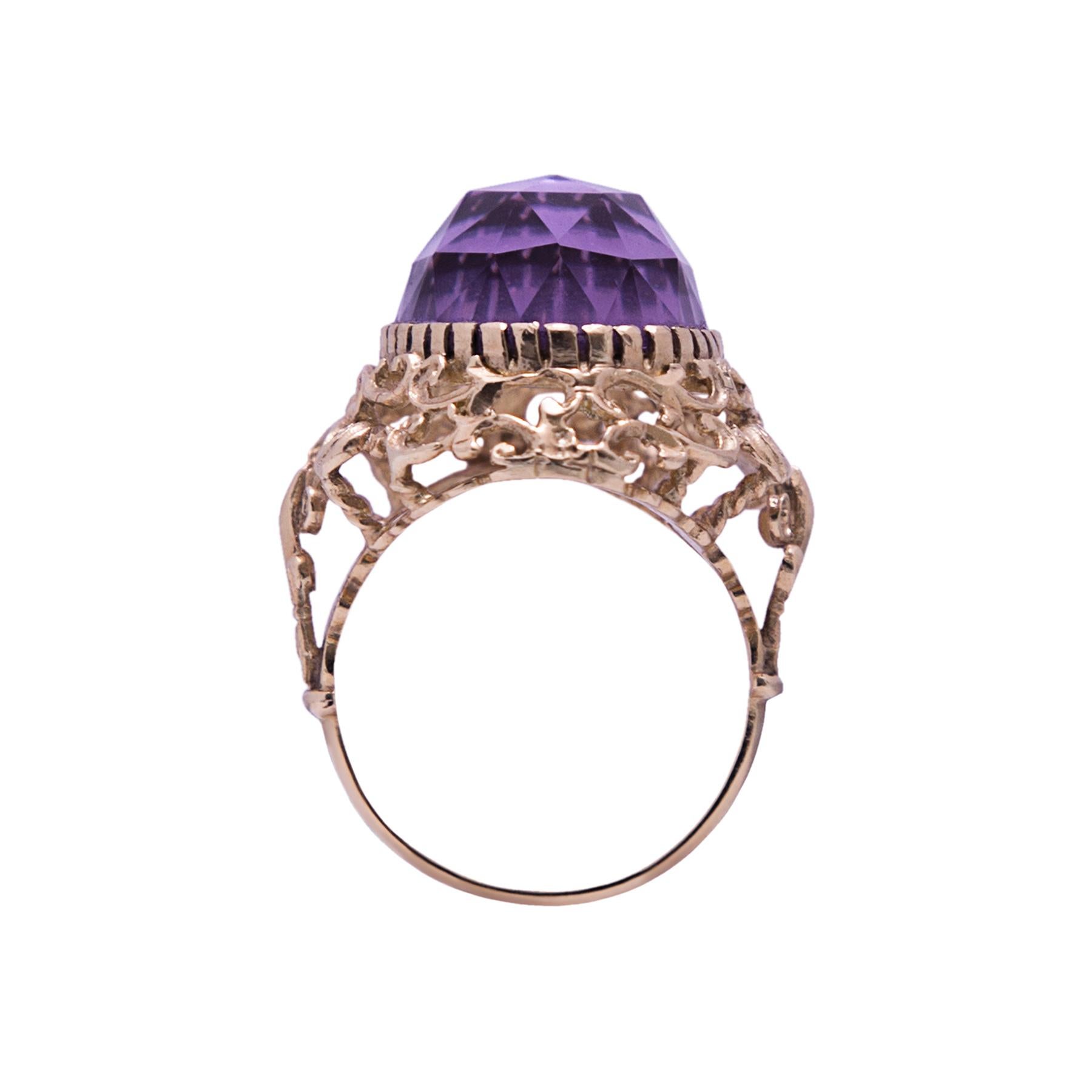 10 grams of solid 18 carat ring with a 4 carat amethyst with a baroque design 