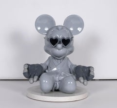 „Meditation Mickey Lagerfeld (Grau)“ Harzskulptur der Künstlerin Sklyer Grey