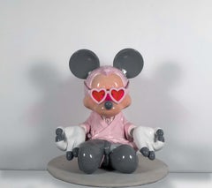 „Meditation Mickey Lagerfeld (großes Rosa & Grau)“ Harzskulptur von Skyler Grey