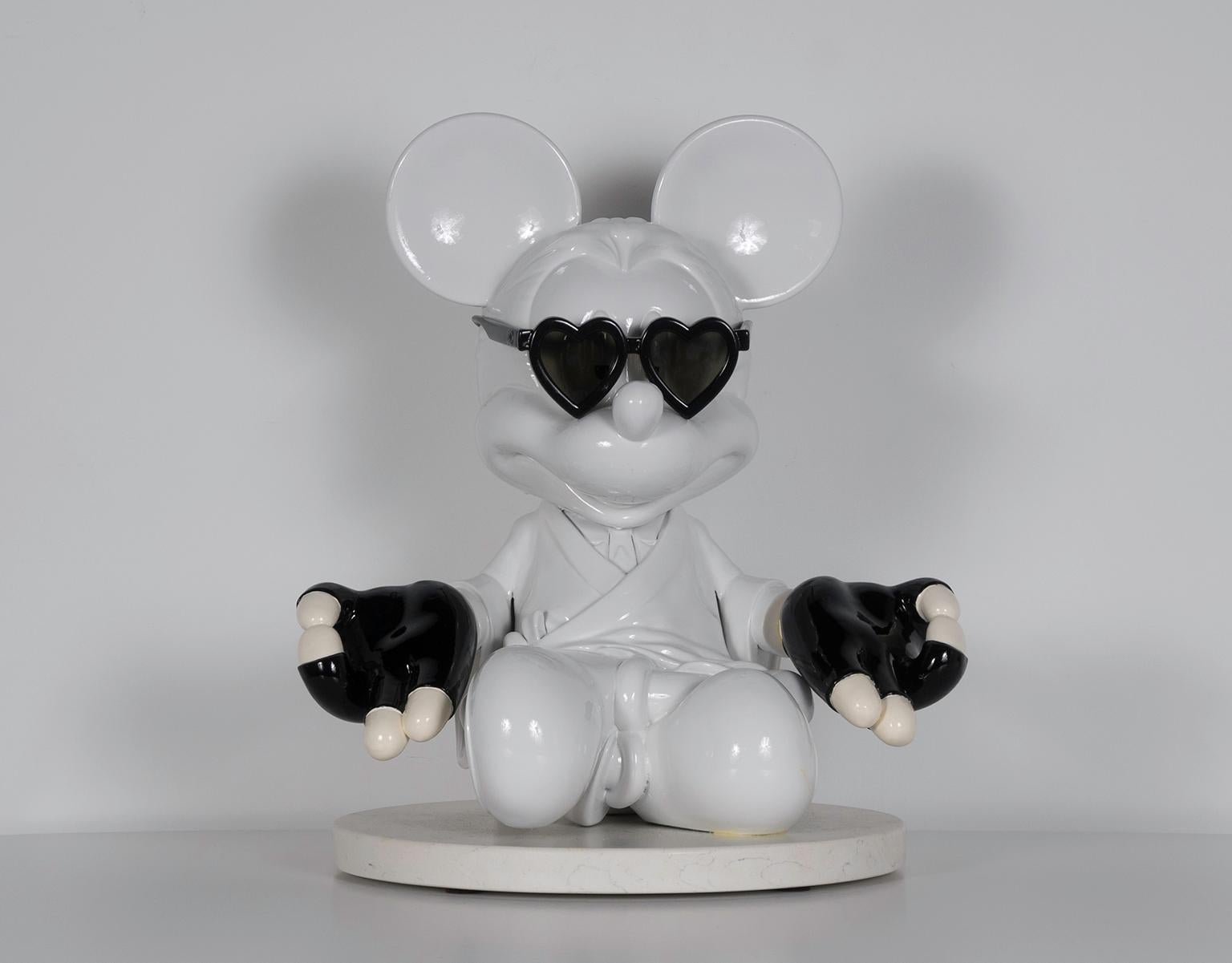 "Meditación Mickey (Blanco)" escultura de resina de técnica mixta del artista Skyler Grey