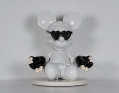 „Meditation Mickey (Weiß)“ Skulptur aus Mischtechnik von Künstler Skyler Grey