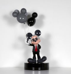 Skulptur „Mickey Lagerfeld Ballon (Schwarz, Weiß, Grau)“ des Künstlers Skyler Grey