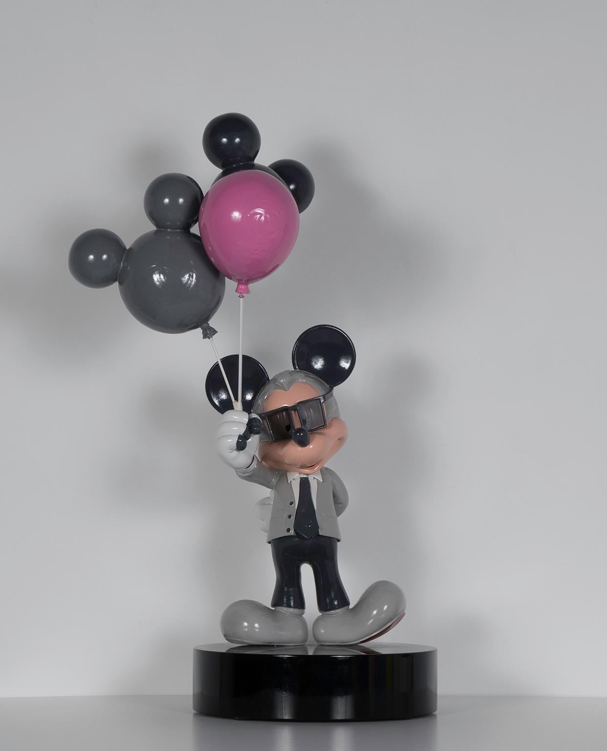 "Globo de Mickey Lagerfeld (Gris, Negro, Rosa)" escultura de la artista Skyler Grey