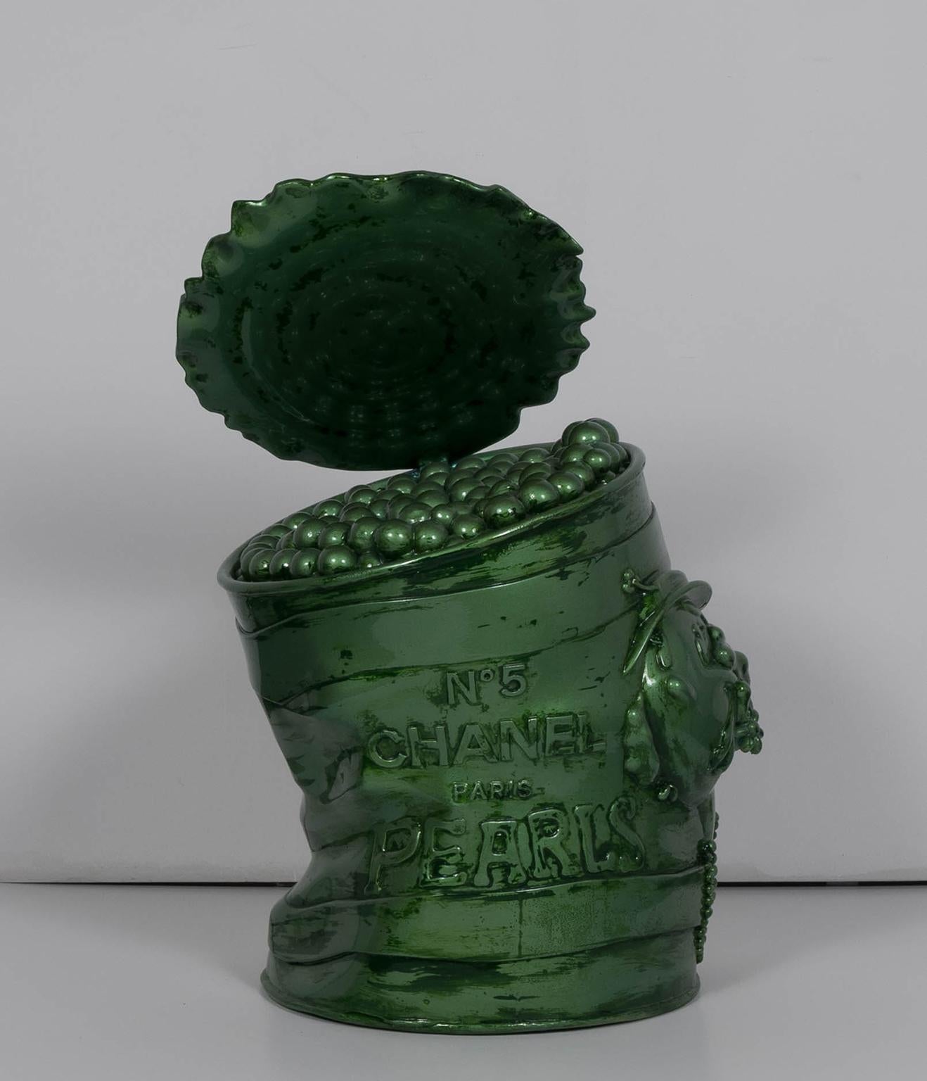 "Can di perle di Oliver Chanel (verde patina)" scultura a tecnica mista di Skyler Grey