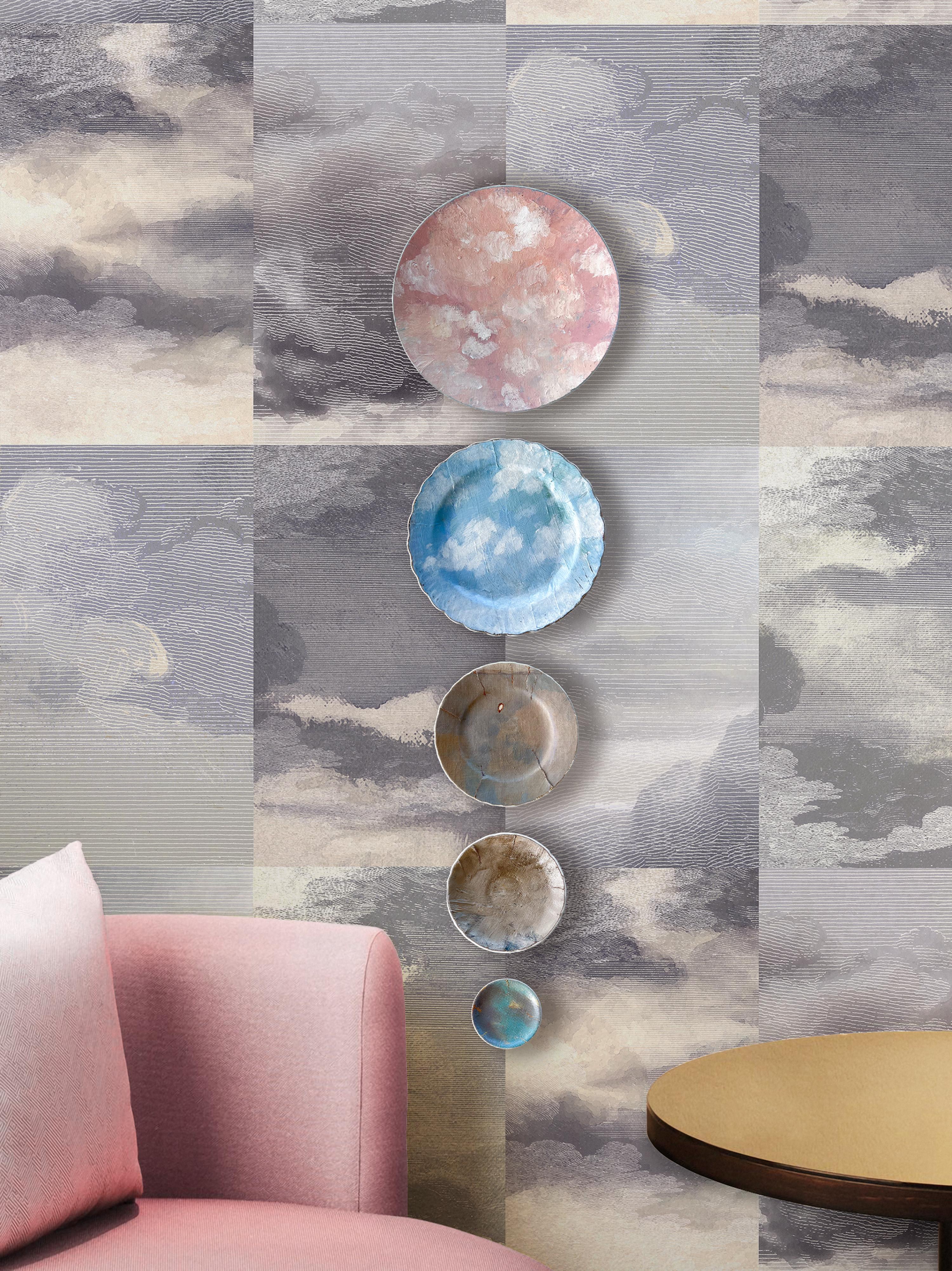 „Skyline 11“ Wandkunstkomposition aus dekorativen Tellern und Gemälden im Angebot 6
