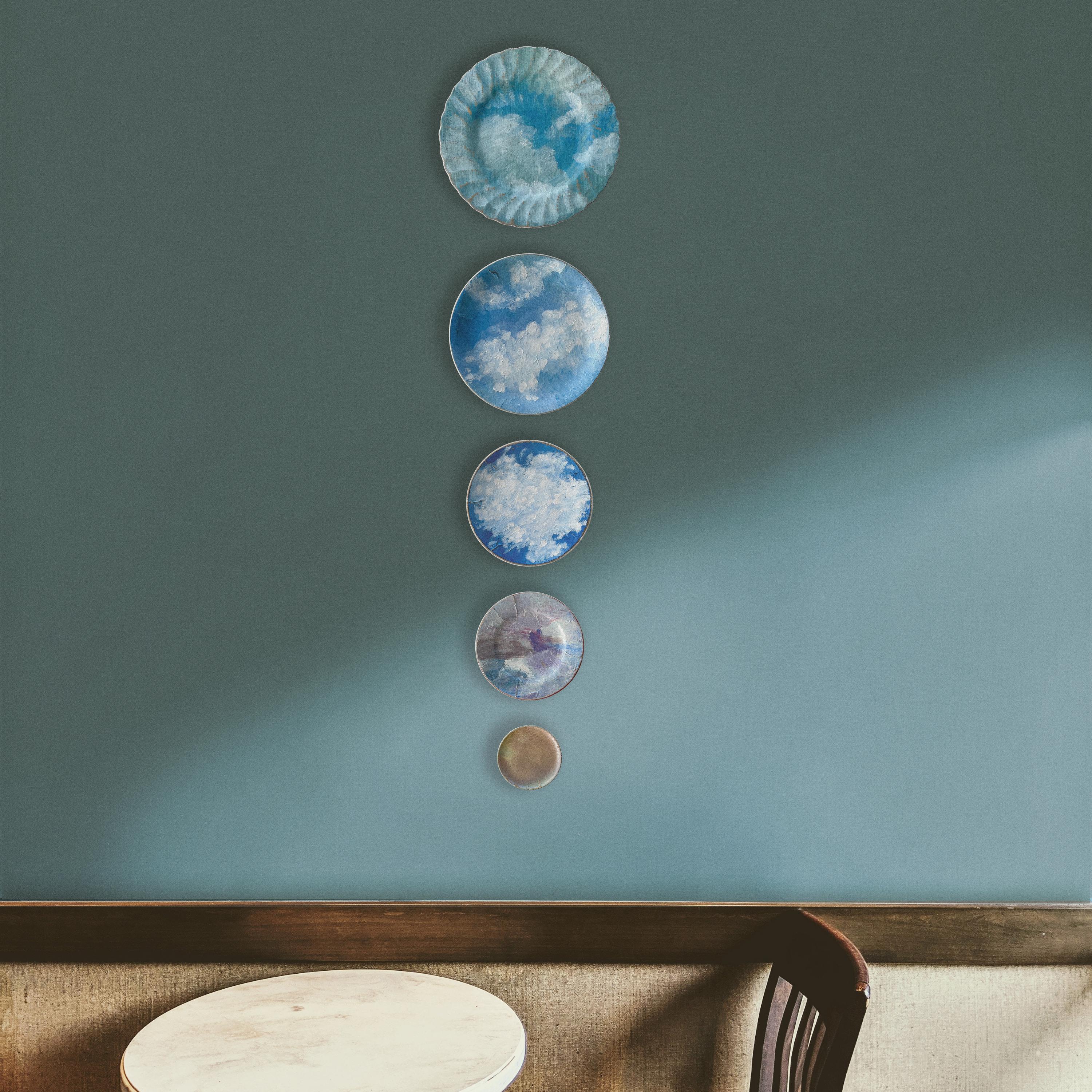 „Skyline 12“ Wandkunst-Komposition aus dekorativen Tellern und Gemälden im Angebot 3
