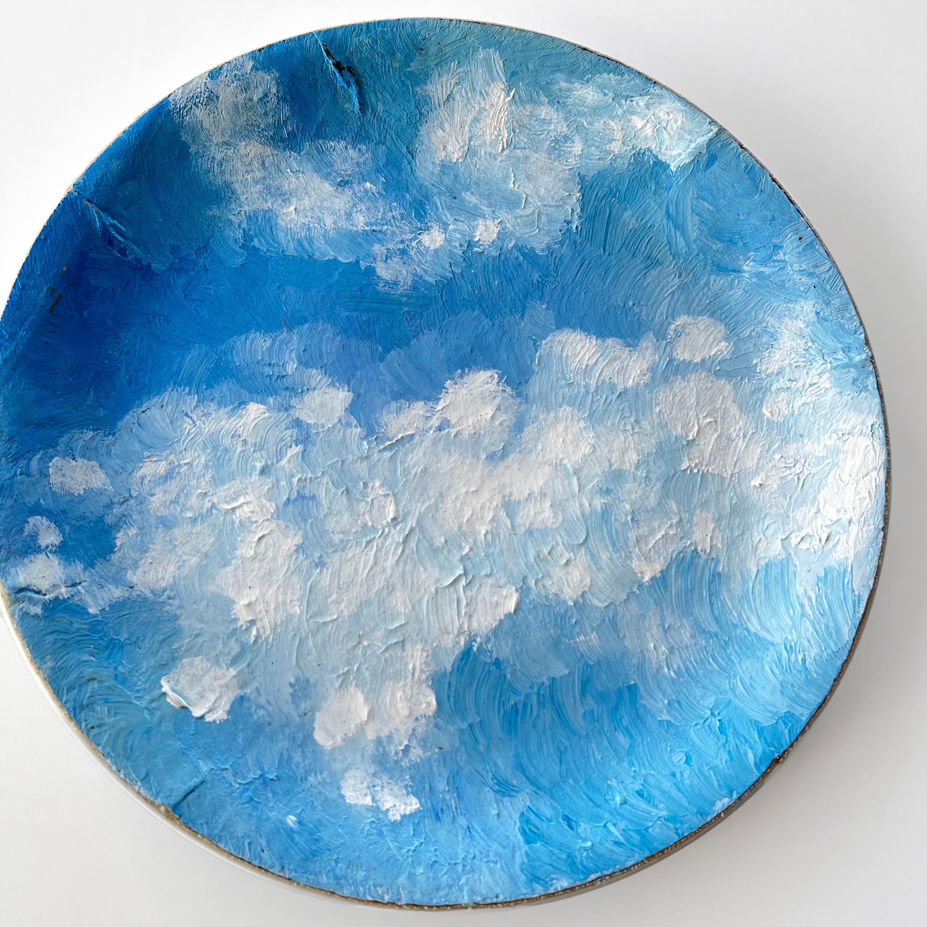 „Skyline 12“ Wandkunst-Komposition aus dekorativen Tellern und Gemälden (Glasiert) im Angebot