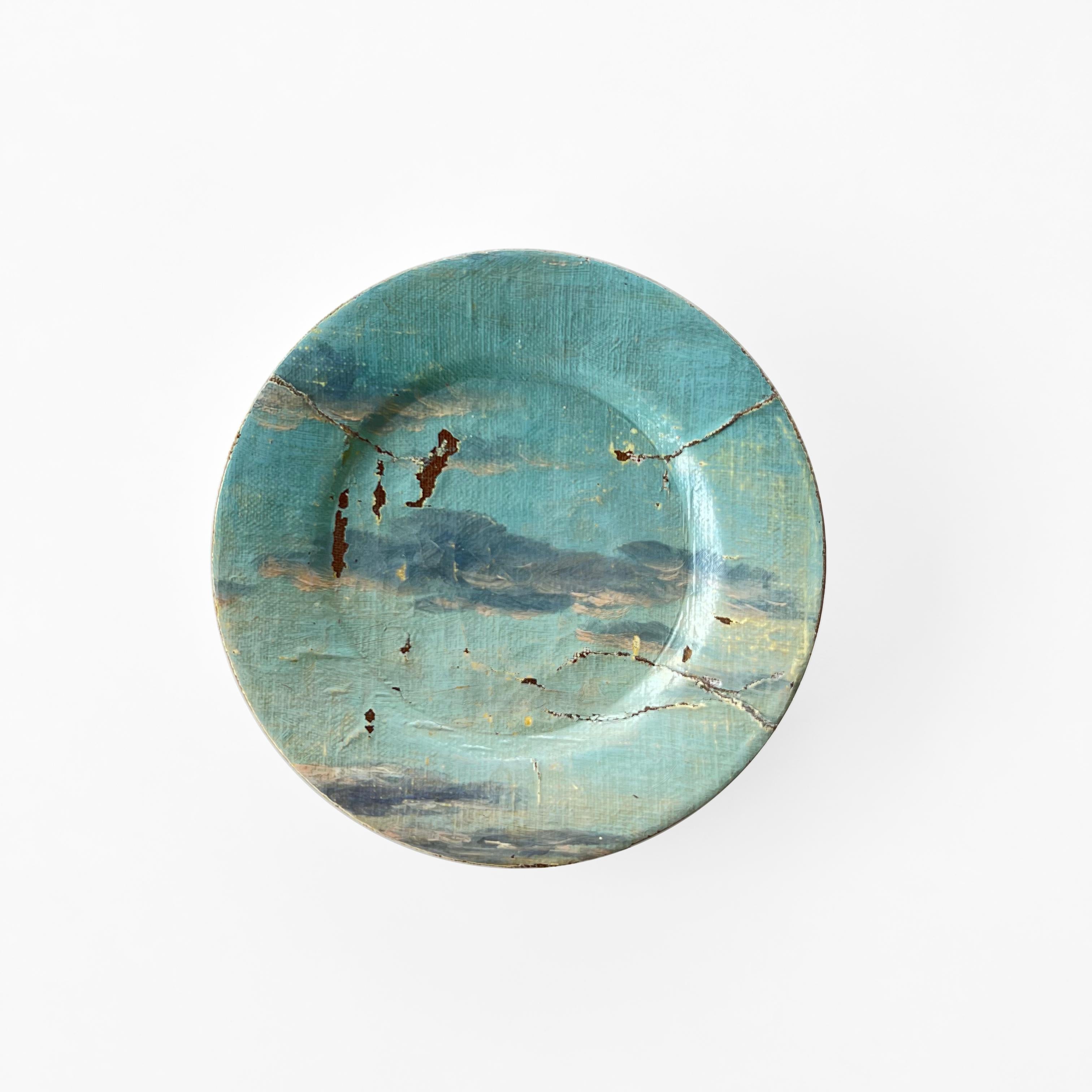 „ Skyline 8“ Wandkunstkomposition aus dekorativen Tellern und Gemälden (Glasiert) im Angebot