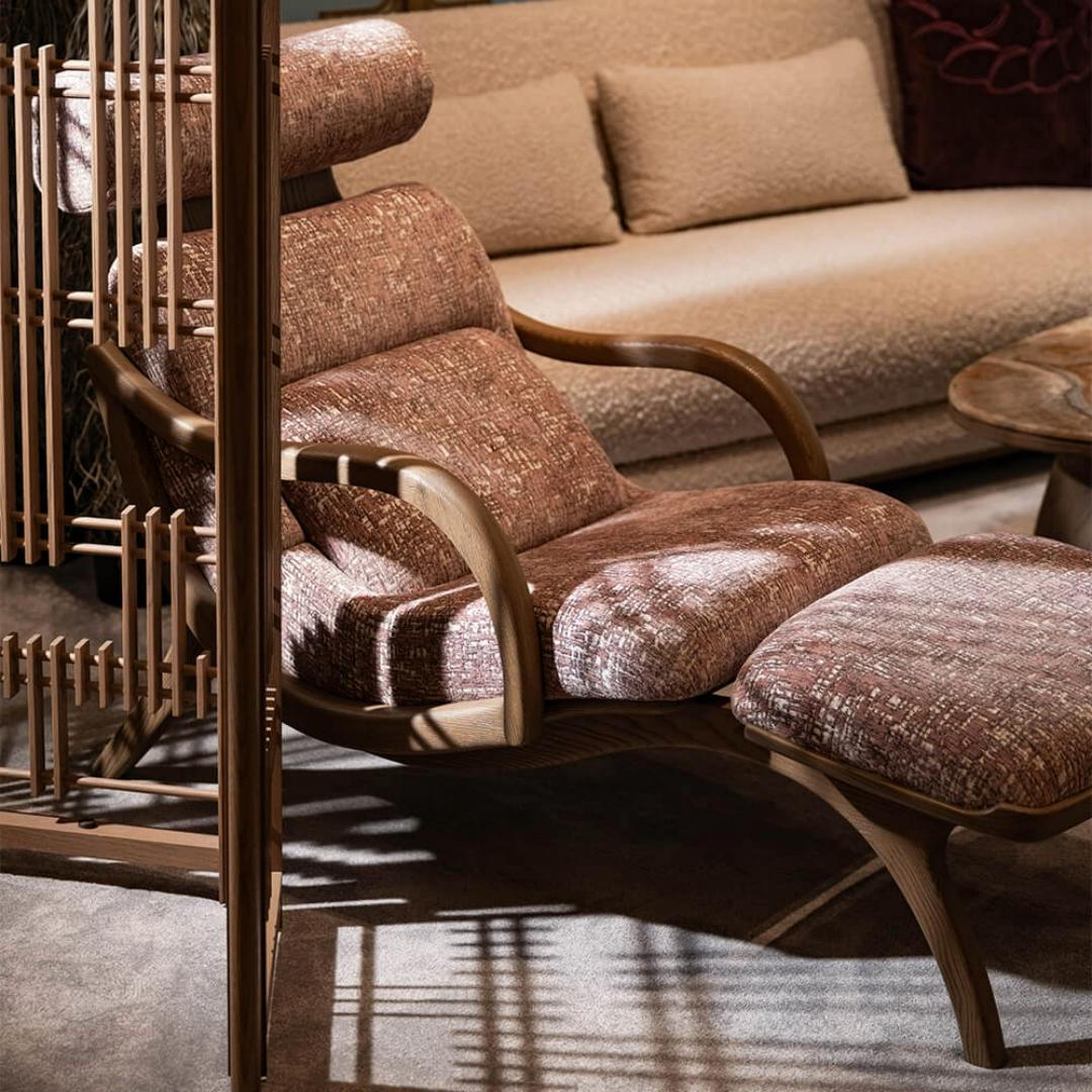 una elegante chaise lounge, una pieza discretamente lujosa pero funcional, inspirada en las siluetas cinematográficas de metrópolis de fritz lang. su diseño único y sus materiales de alta calidad la convierten en una pieza destacada que podría