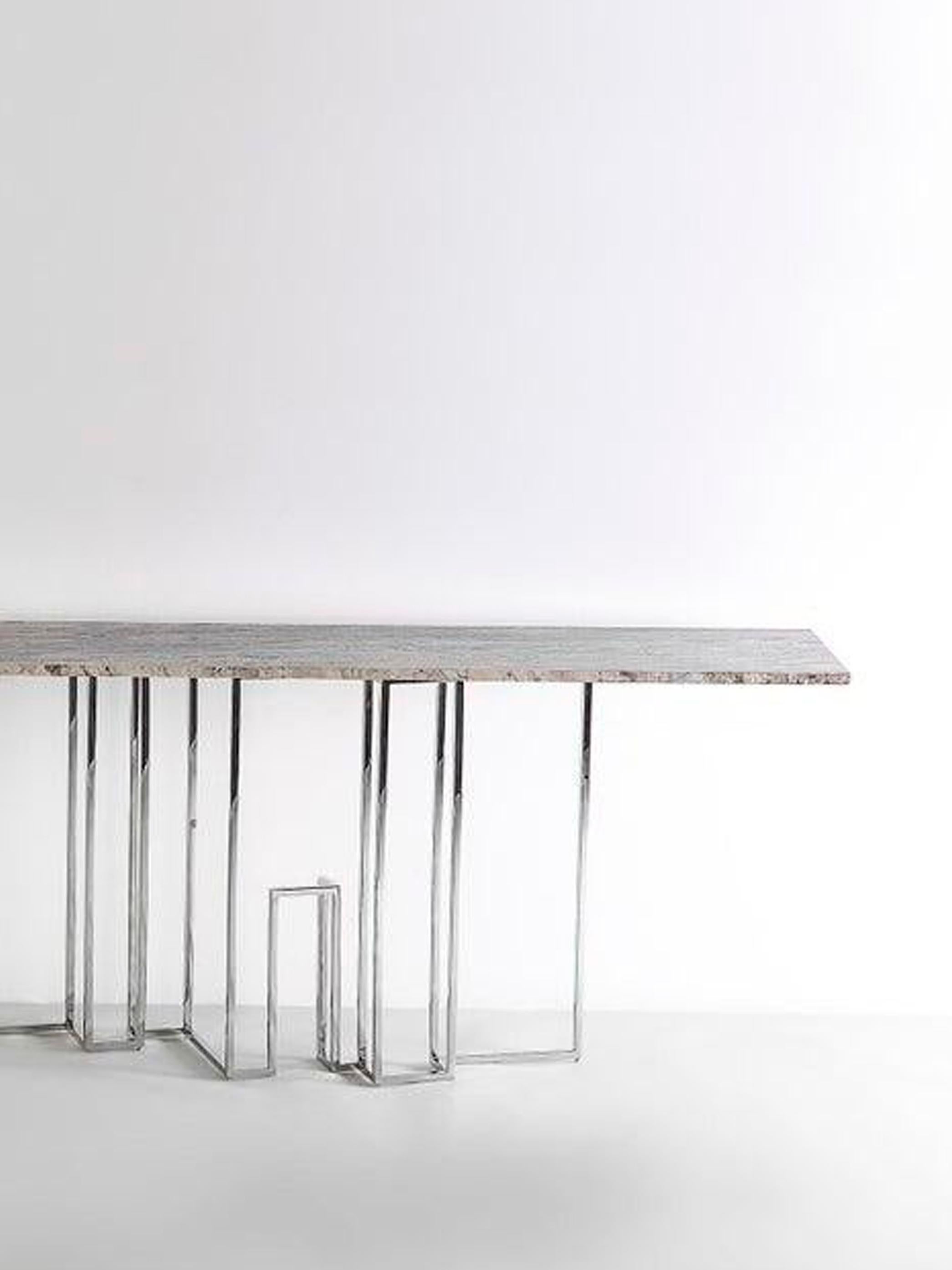 Skyline, Konsole aus Travertinmarmor und handpoliertem Edelstahl im Zustand „Neu“ im Angebot in Beirut, LB