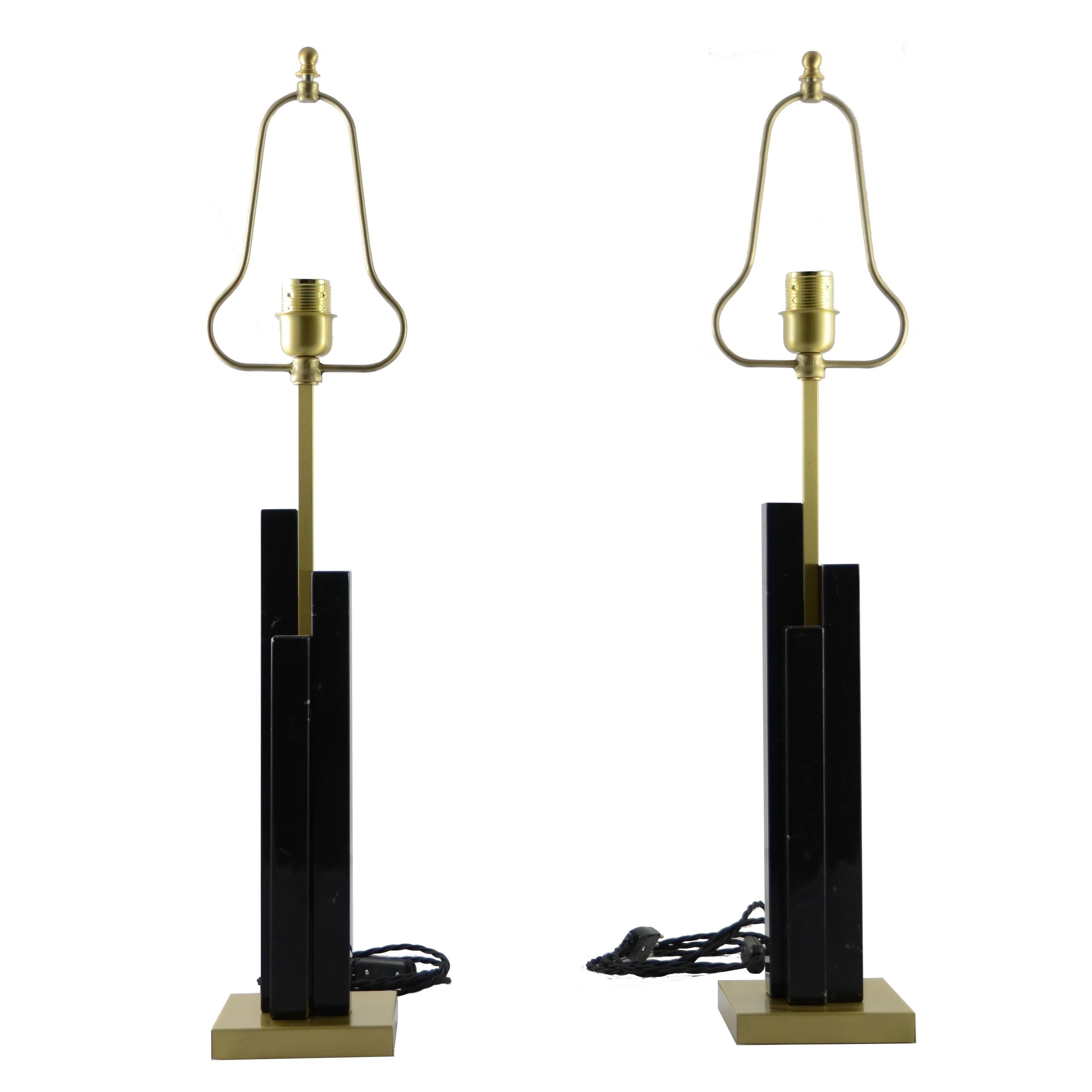 Table lamp in polished nero Marquinha marble and satin brass with a vintage look, white silk lampshade cm 35 x h. 30