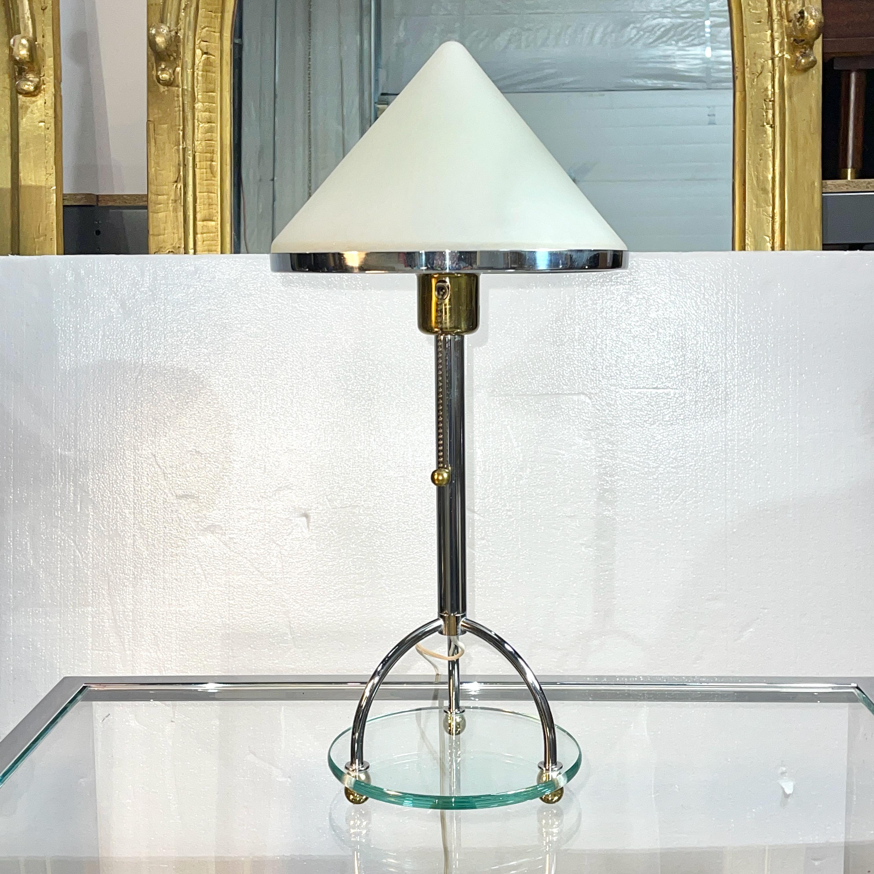Lámpara Skymning (Crepúsculo) de Ehlén Johansson, década de 1990 para Ikea, Suecia.
Cromo, latón y pantalla de cristal opalino.
El casquillo de rosca Edison simple admite una bombilla de 60 vatios.
