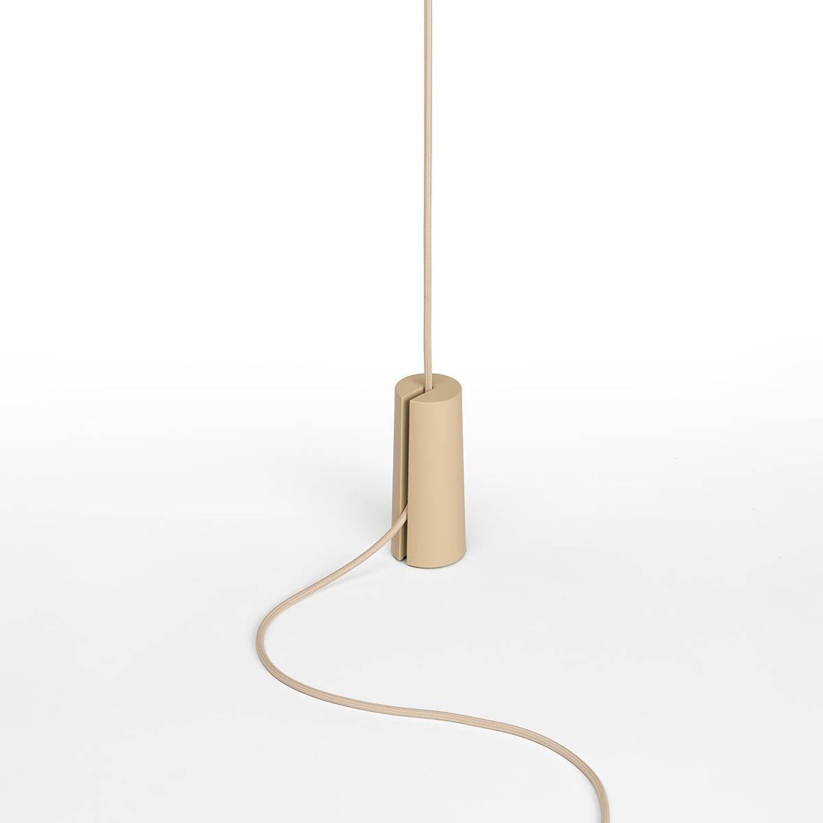 Lámpara de pie Skynest Motion en almendra de Marcel Wanders, 2022

Aparato colgante de iluminación difusa. La cúpula es una combinación de elementos luminosos y oscuros dispuestos en red y formados por estructuras centrales recubiertas de una fina
