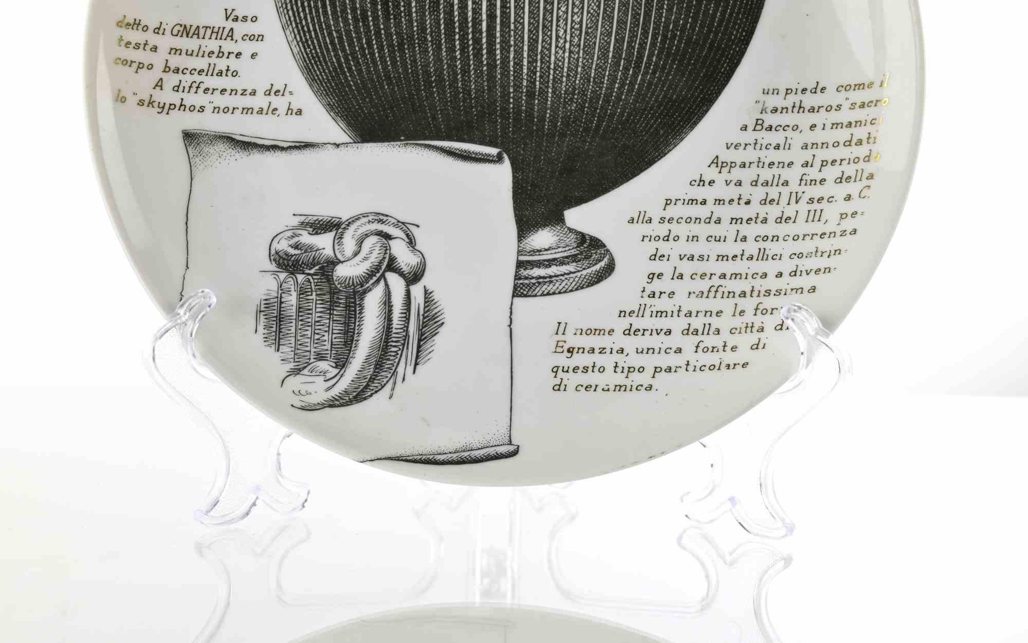 Skyphos es un elegante plato de porcelana serigrafiada, diseñado por Piero Fornasetti para Martini & Rossi en la década de 1960 .