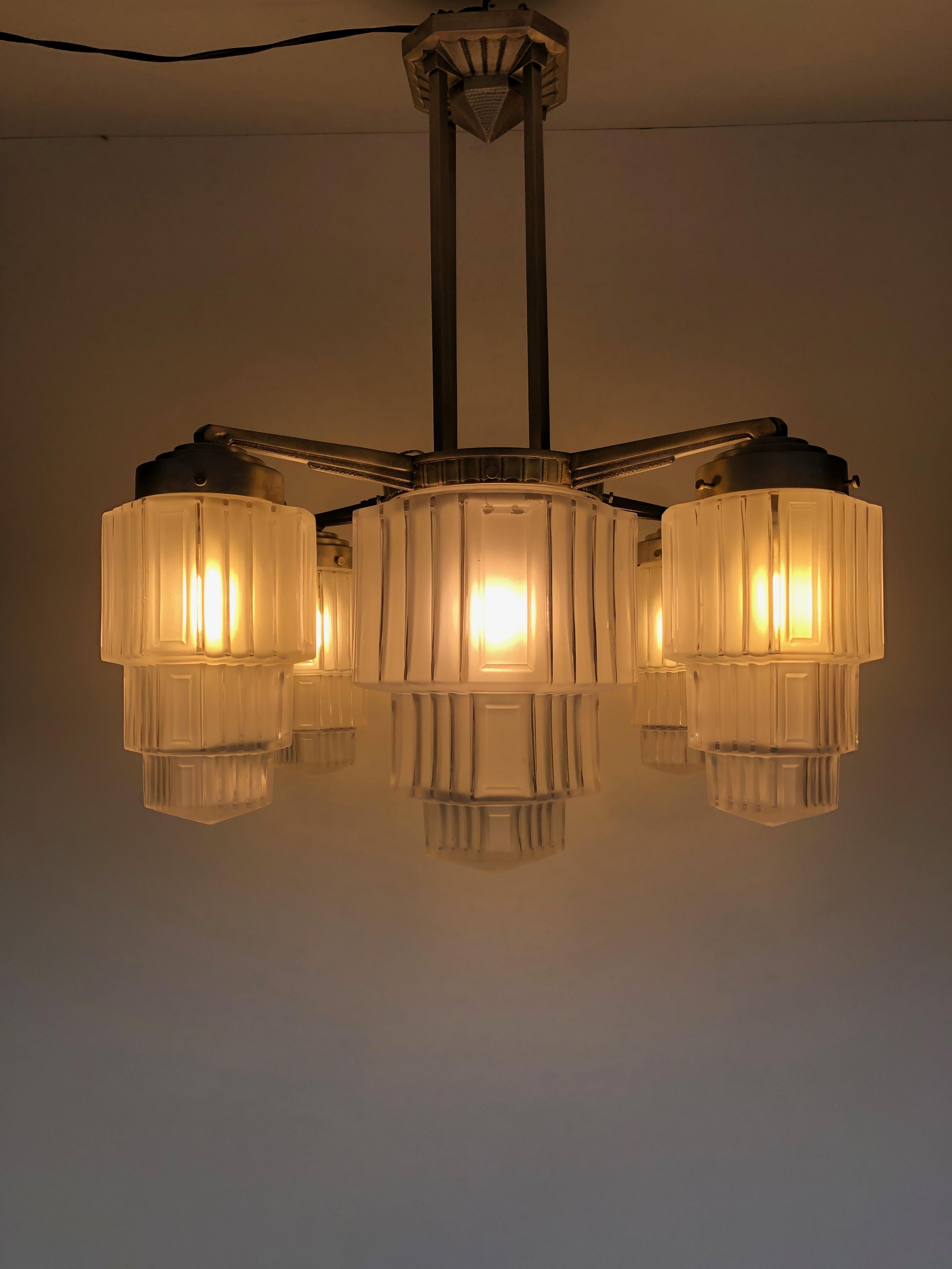 Silvered Skyscraper Art Deco Chandelier Attributed to Héttier and Vincent For Sale