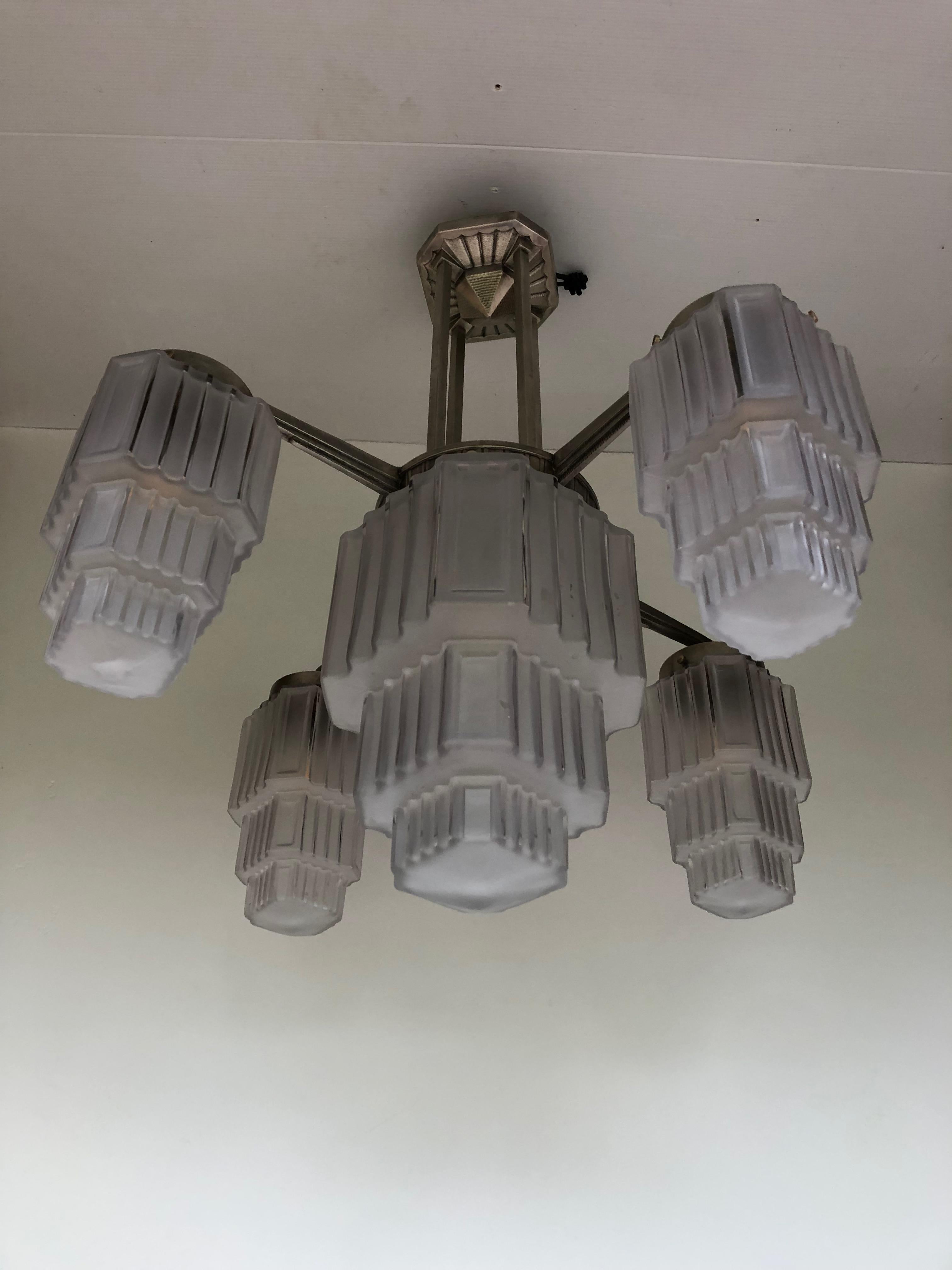 Skyscraper Art Deco Chandelier Attributed to Héttier and Vincent In Excellent Condition For Sale In NANTES, FR