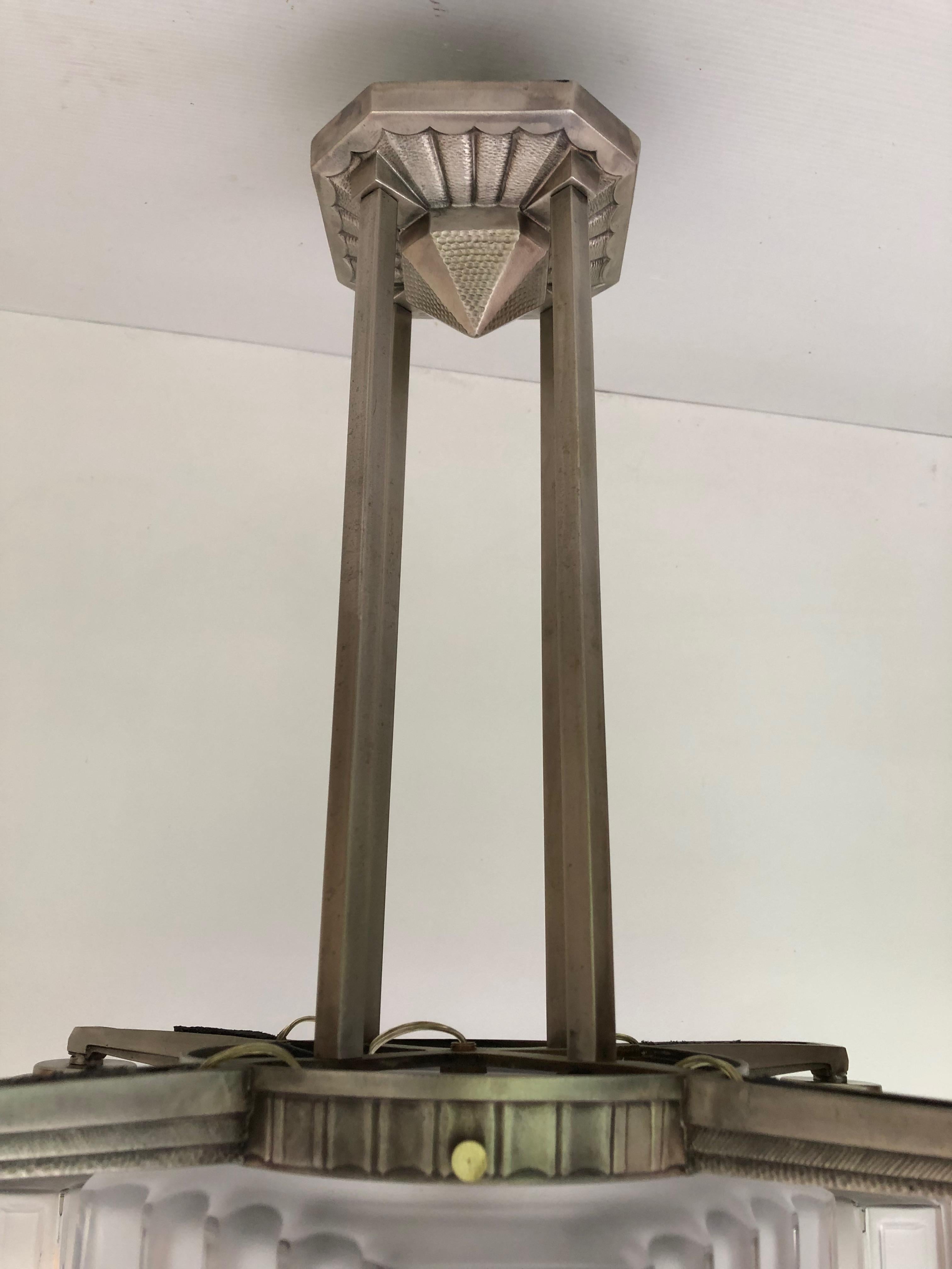 Wolkenkratzer-Kronleuchter im Art déco-Stil, zugeschrieben Héttier und Vincent (Bronze) im Angebot