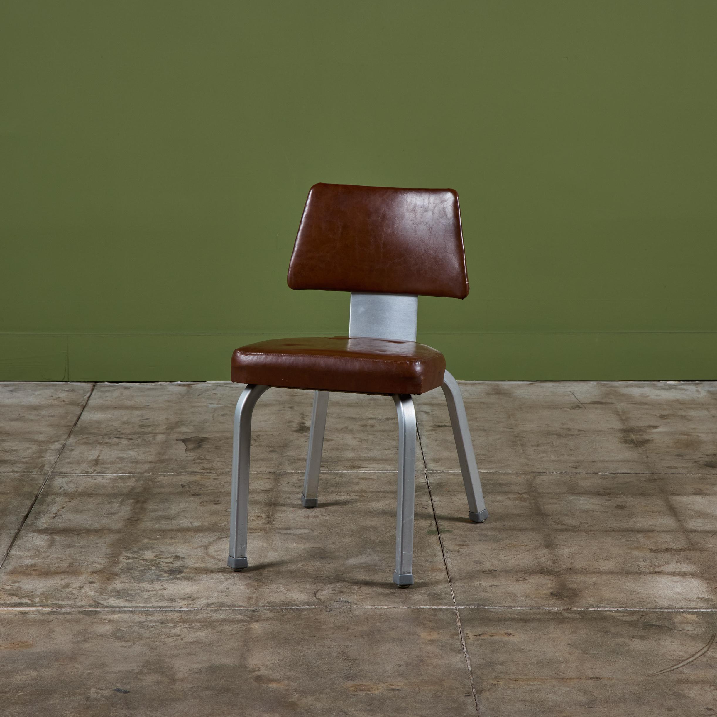 Chaise empilable en aluminium et en Naugahyde par Gasser Chair Company, c.1960s, USA. Le modèle Skyscraper S-89 est doté d'une structure en aluminium et d'une assise et d'un dossier en Naugahyde marron. Les chaises ont été conçues pour être