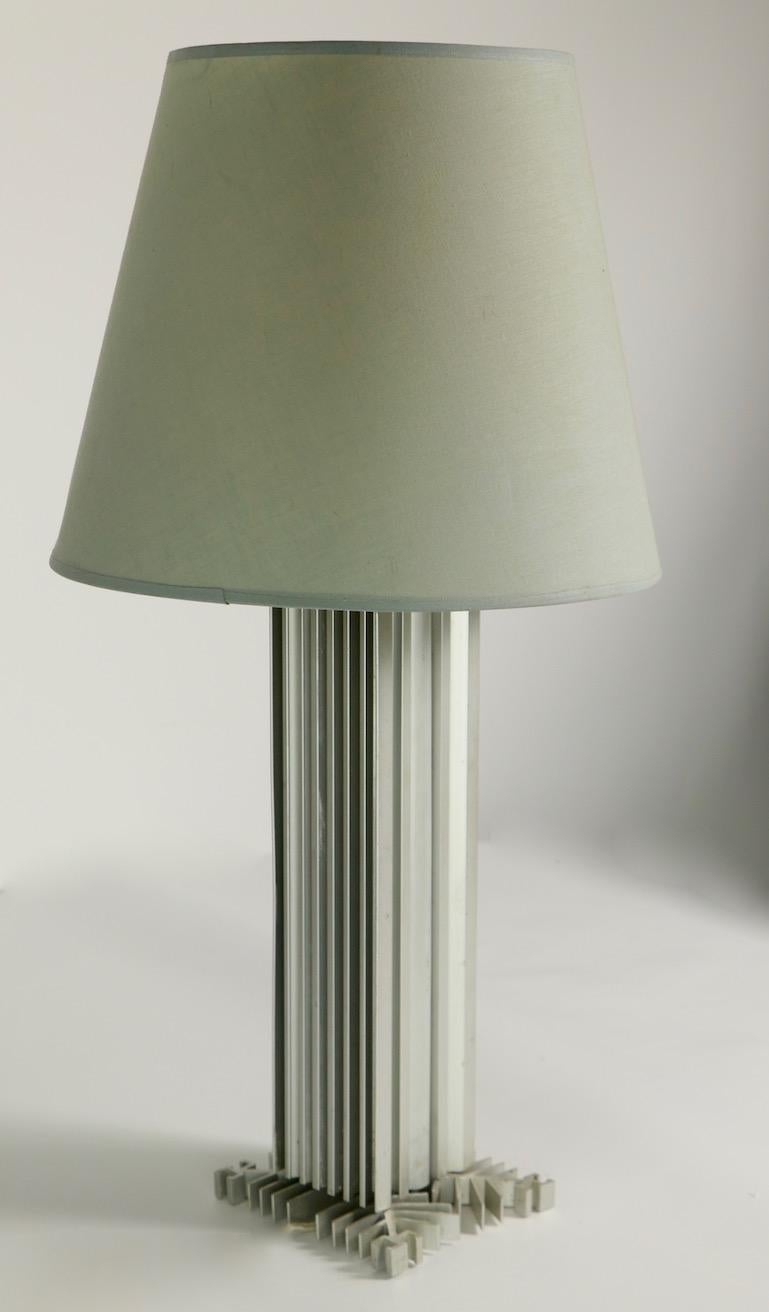 Modernist International style table lamp having a rectangular body on a sculpted square geometric base.
Interesting form reminiscent of modern glass skin skyscrapers.
The lamp is in original, clean and working condition, showing only light