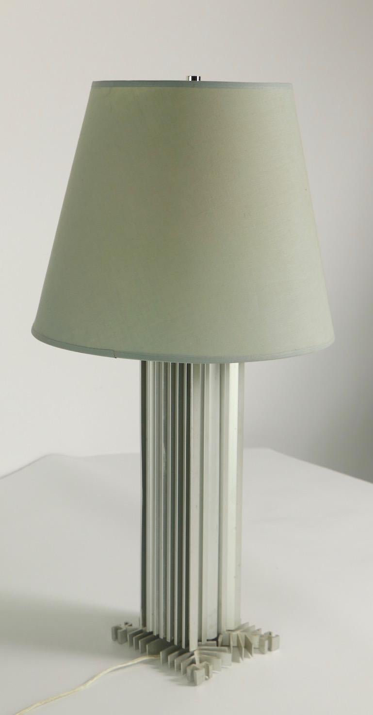 Style international Lampe de table en aluminium usiné de forme Skyscraper en vente