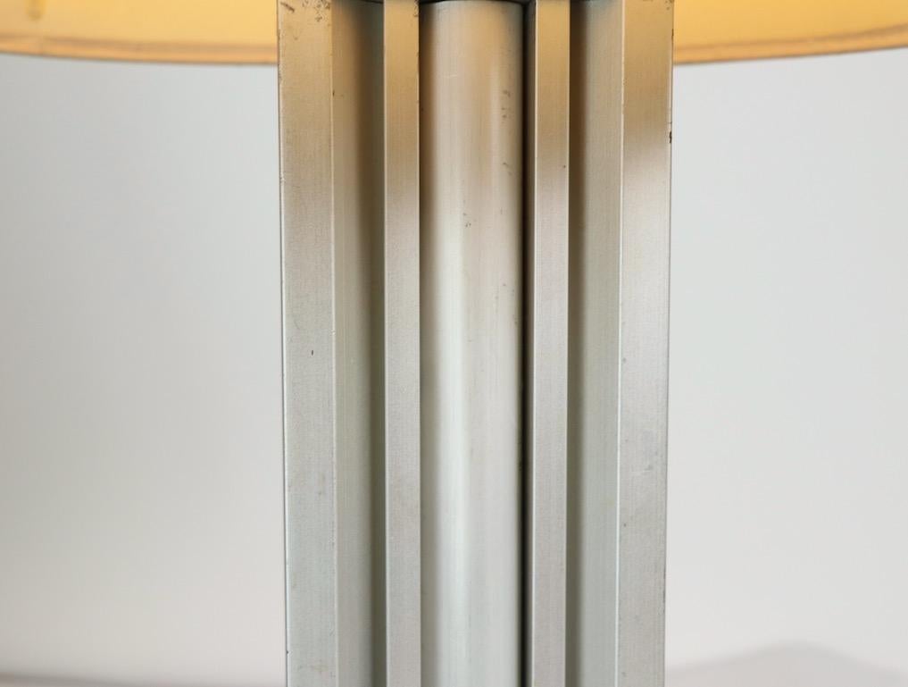 Lampe de table en aluminium usiné de forme Skyscraper Bon état - En vente à New York, NY