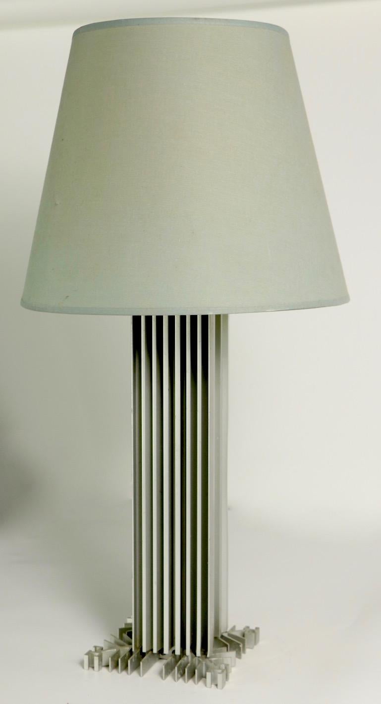 20ième siècle Lampe de table en aluminium usiné de forme Skyscraper en vente