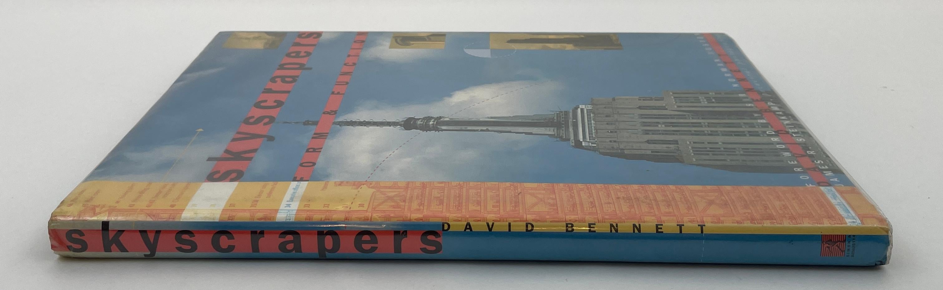Gratte-ciel : Form & Function (Marshall Edition) Hardcover - 1ère édition 1er janvier 1995. par David Bennett (Auteur), James R. Steinkamp (Photographe), Sir Norman Foster (Préface).
Un ingénieur civil dévoile les secrets des gratte-ciel, montrant