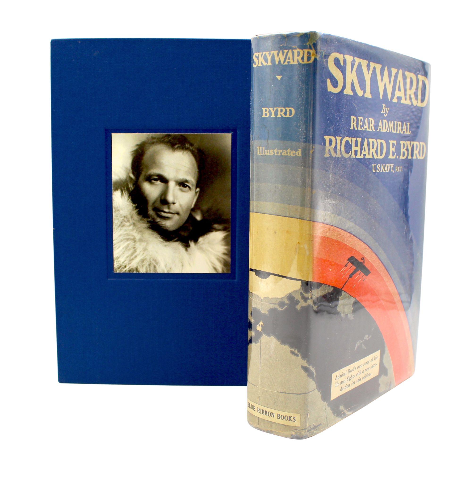 Byrd, Richard E. Skyward. New York : Blue Ribbon Books, 1931. Octavo. Première édition, onzième impression. Couverture rigide d'origine et jaquette illustrée d'origine. Présenté dans un nouvel étui d'archives. 

Il s'agit d'une première édition de