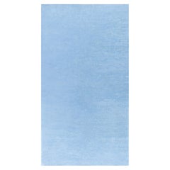 Tappeto moderno "Skywash" in lino blu chiaro, annodato a mano, di Doris Leslie Blau