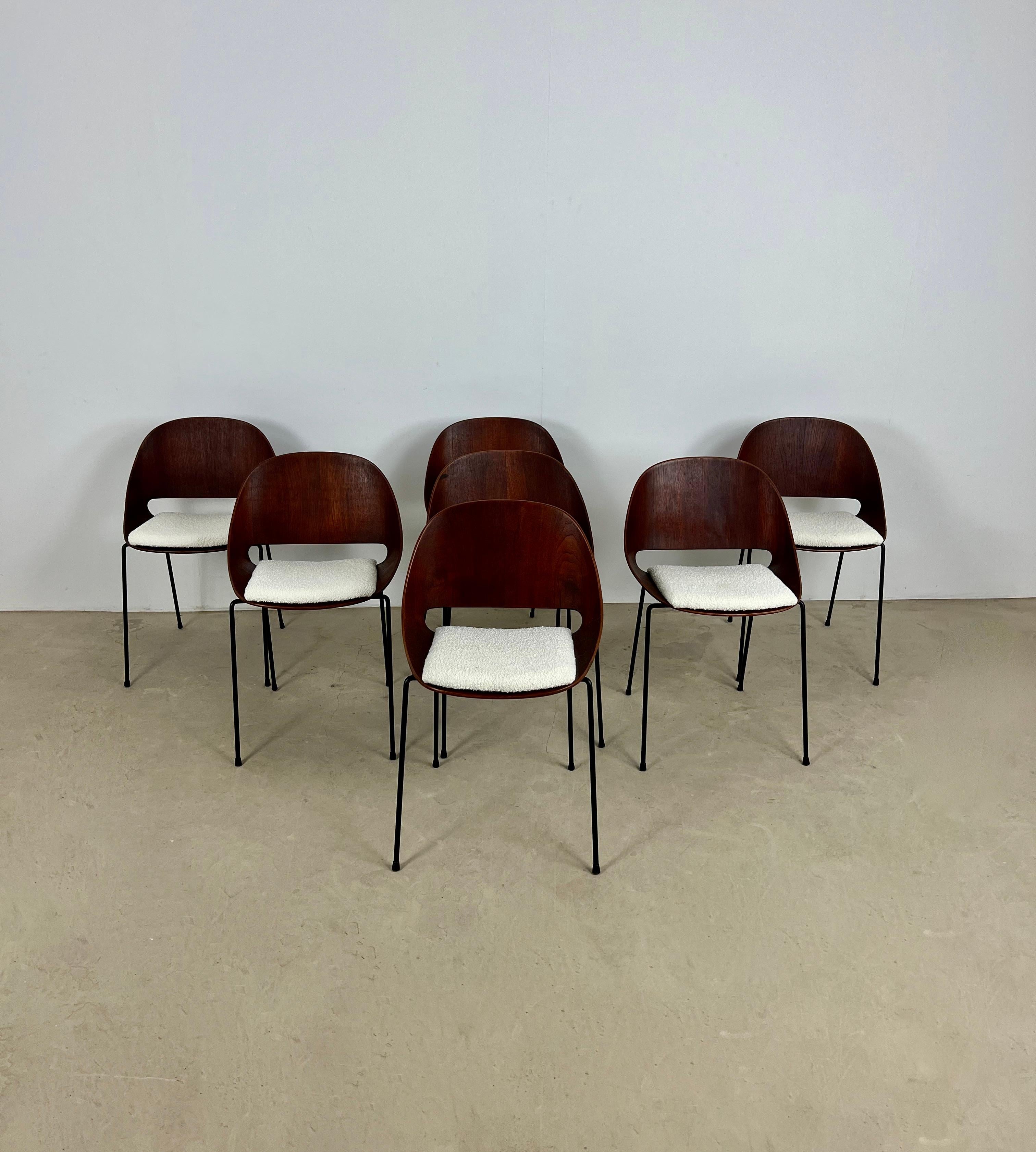 Series of 7 chairs in wood, metal and fabric in white color. Stamped under the seat. Seat height: 50cm. Wear due to time and age of chairs (see photo).