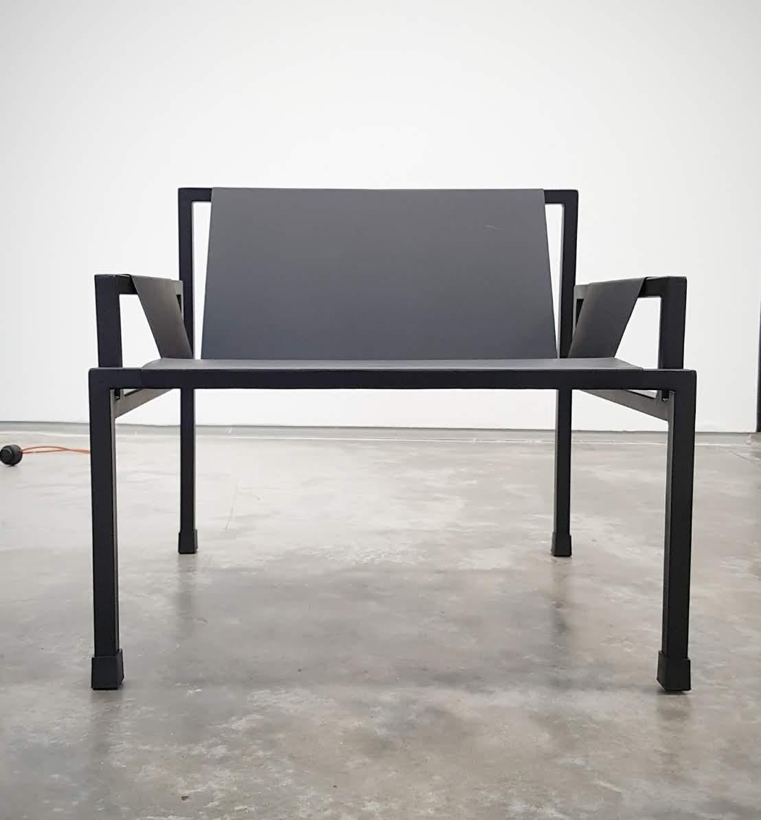 Le fauteuil SLAB ARMCHAIR est un meuble remarquable qui incarne la simplicité et la fonctionnalité. Il est né d'un concept simple qui a été exécuté de manière experte pour créer un fauteuil minimaliste mais très ergonomique. L'accent mis sur
