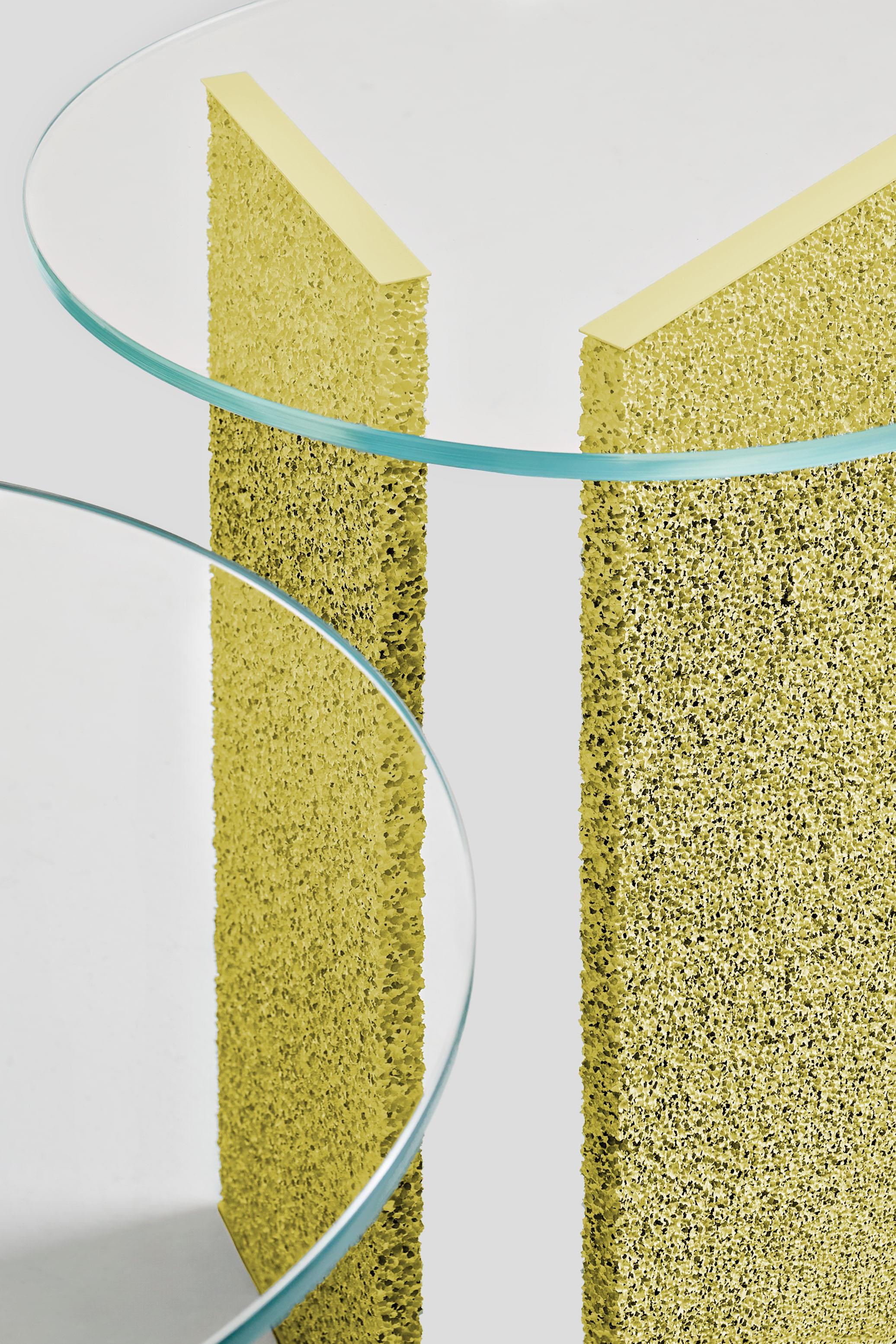 Britannico SLAB Tavolino giallo brillante con piano in vetro in vendita