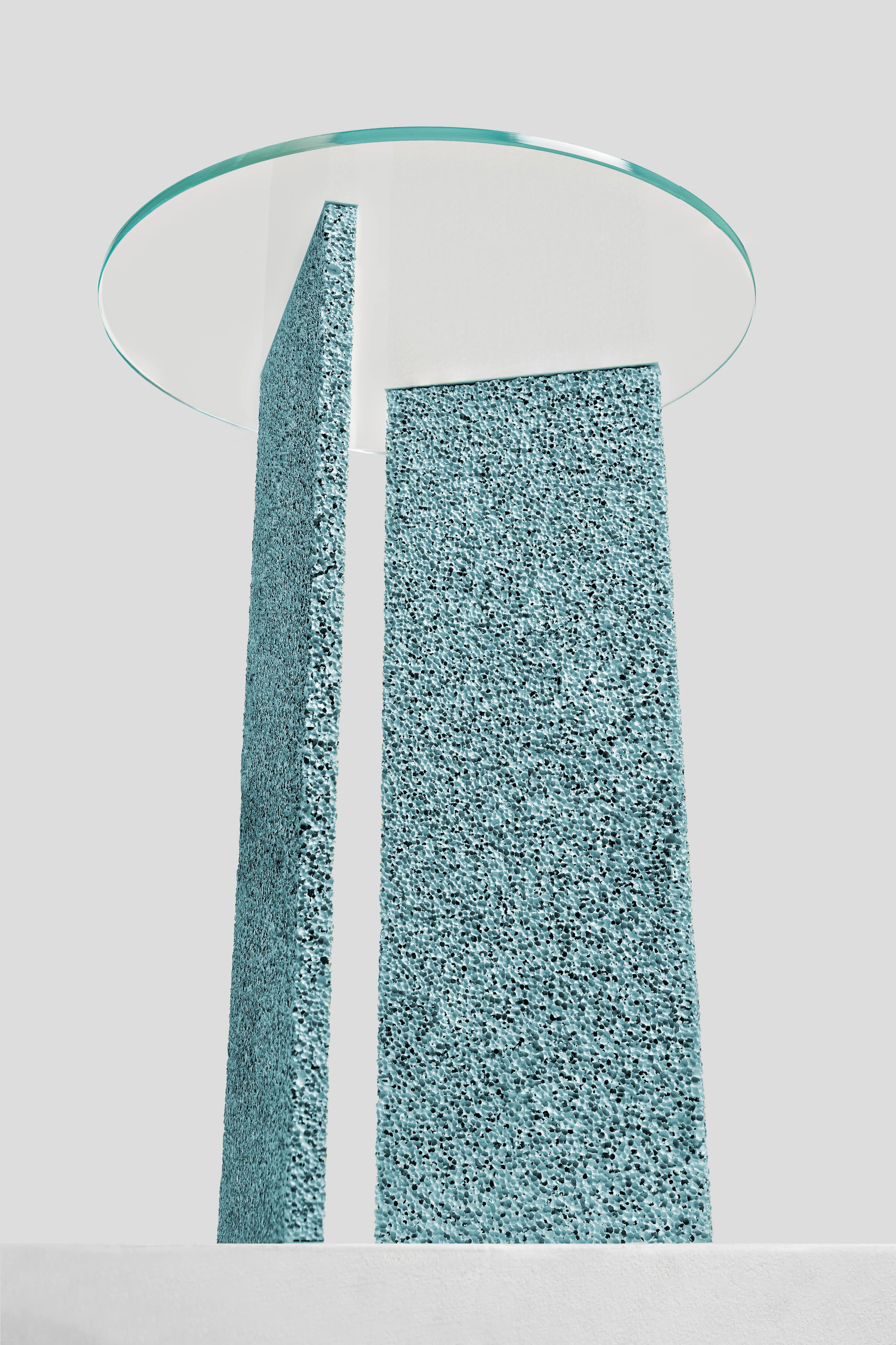 Moulage Table d'appoint SLAB bleu clair texturé avec plateau en verre en vente