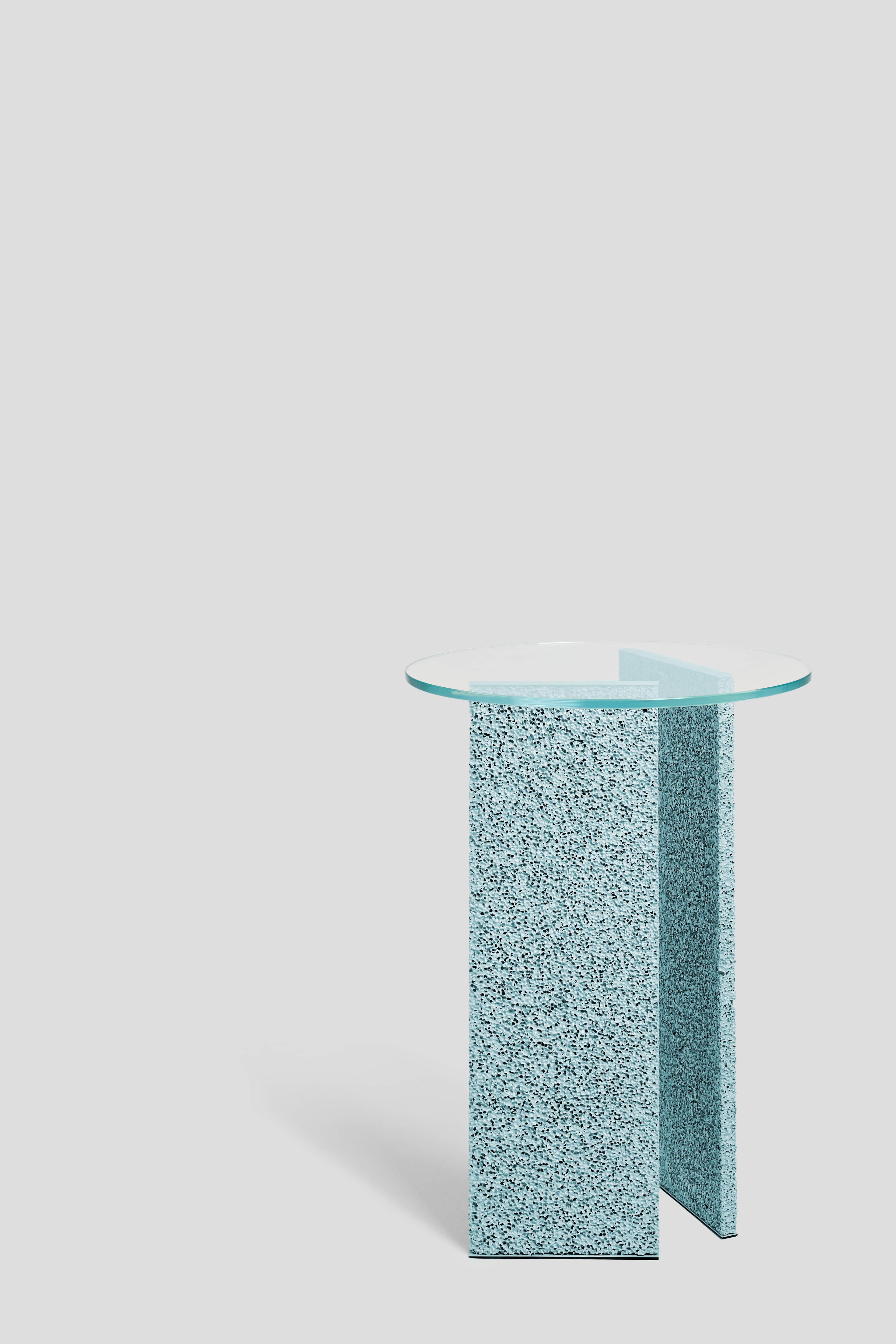 XXIe siècle et contemporain Table d'appoint SLAB bleu clair texturé avec plateau en verre en vente