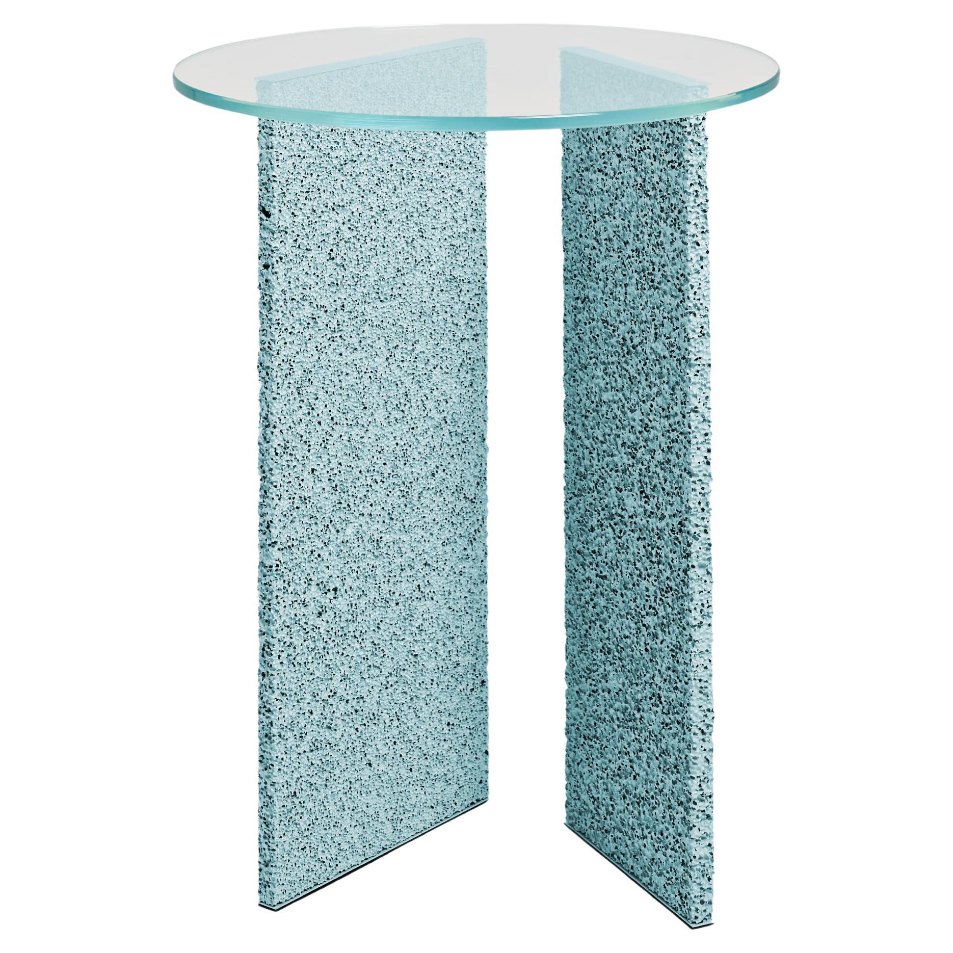 Tavolino SLAB con texture blu chiaro e piano in vetro