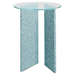 Tavolino SLAB con texture blu chiaro e piano in vetro