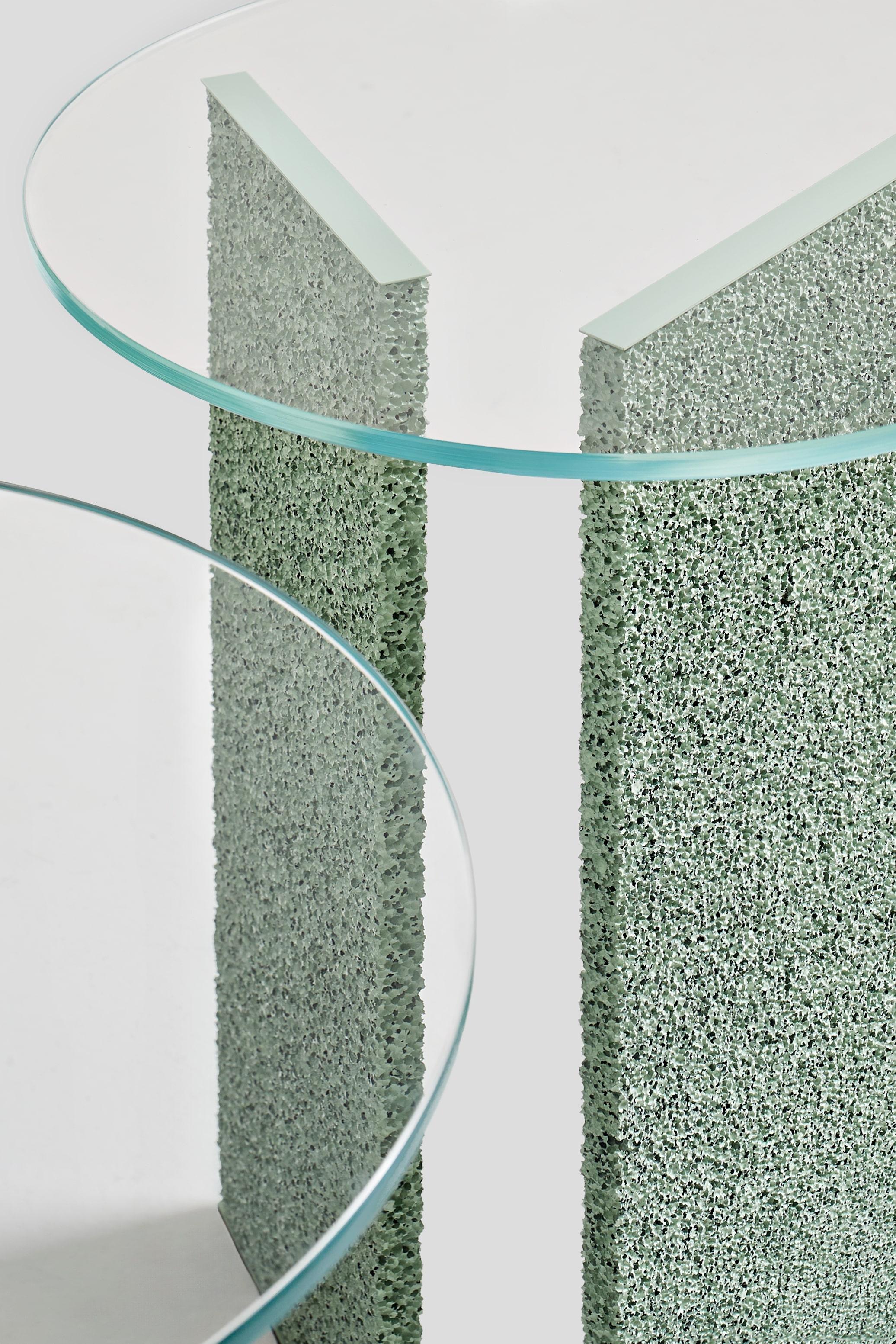 Britannique Table d'appoint SLAB texturée vert clair avec plateau en verre en vente