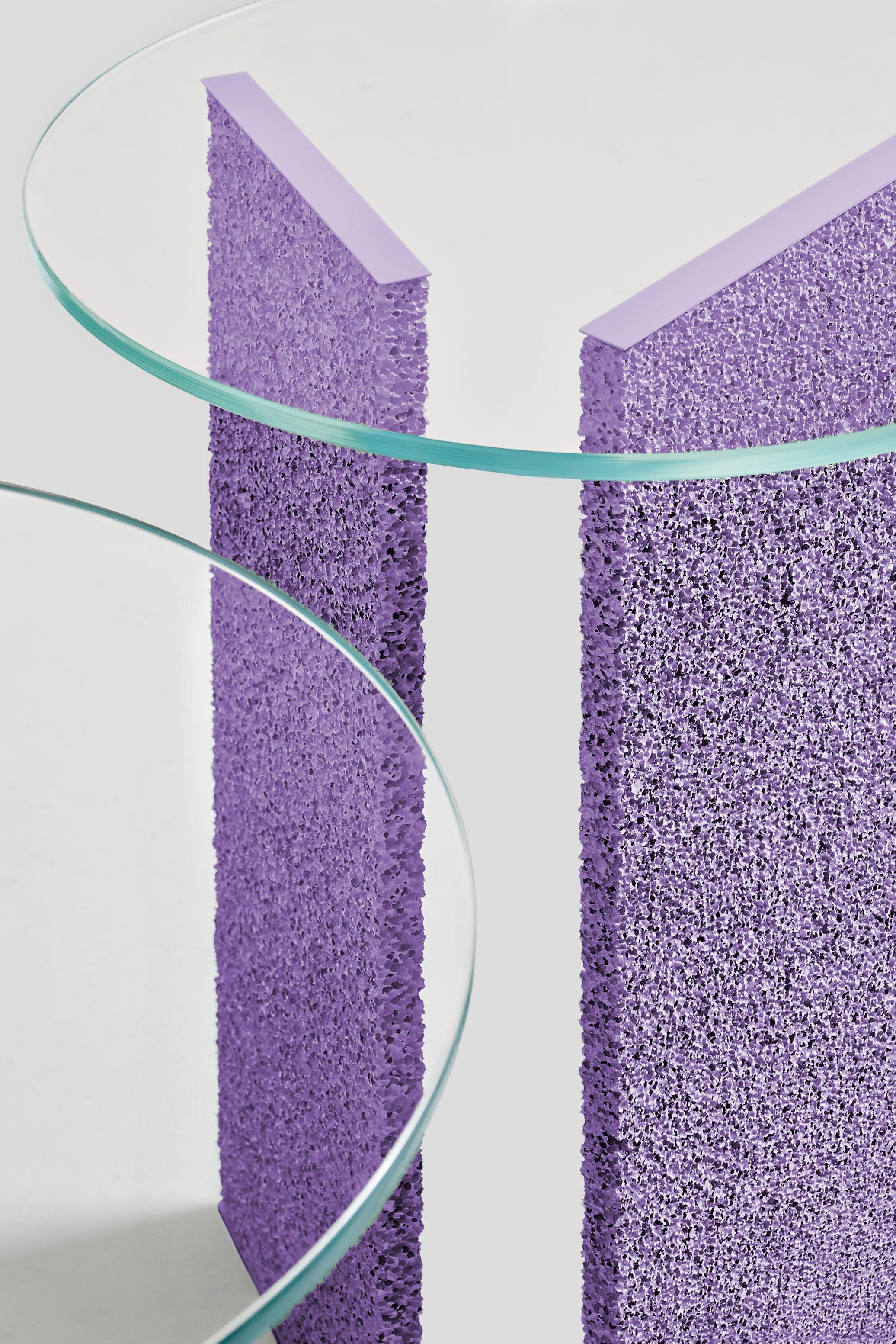 Britannique Table d'appoint SLAB texturée lilas avec plateau en verre en vente