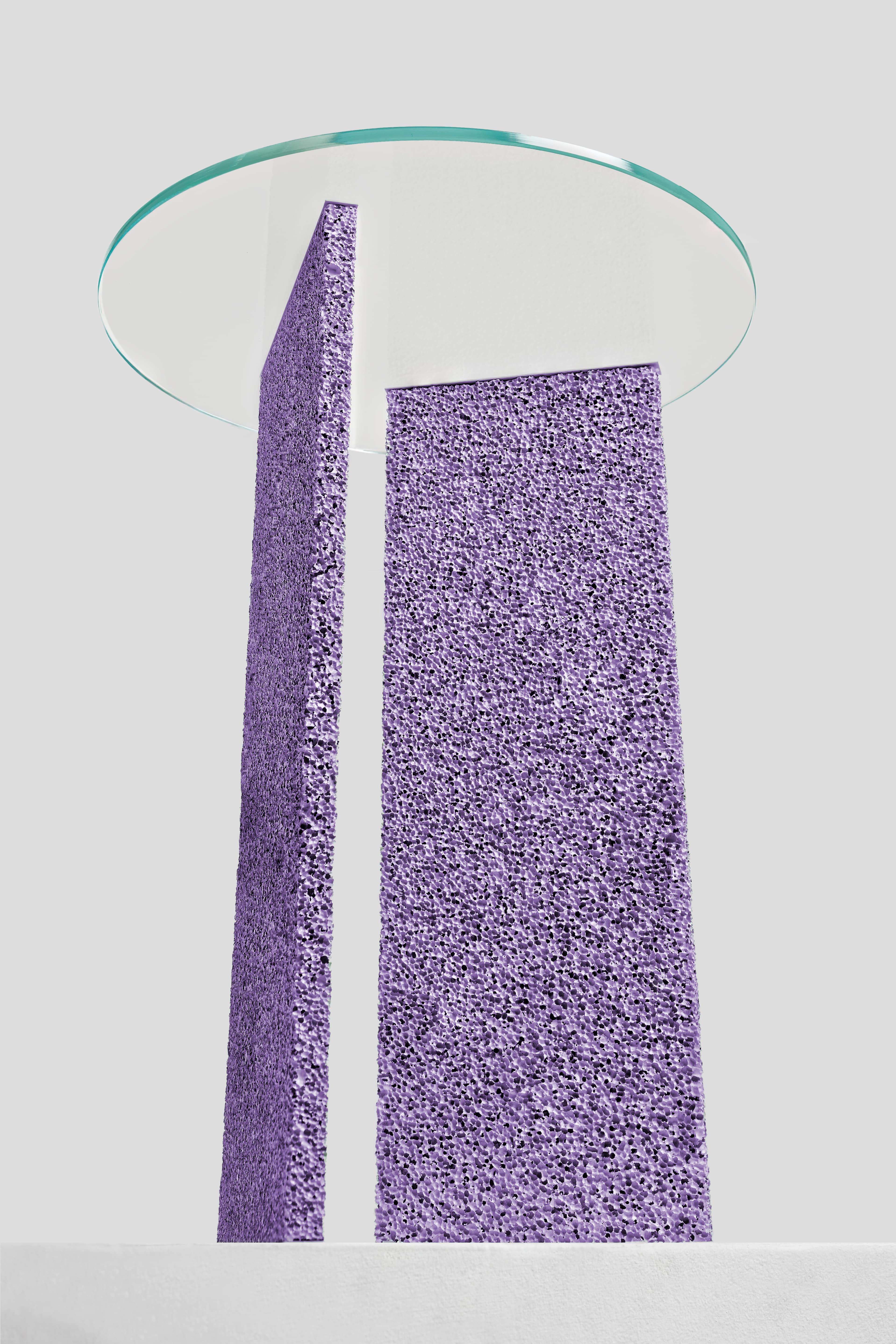 Moulage Table d'appoint SLAB texturée lilas avec plateau en verre en vente