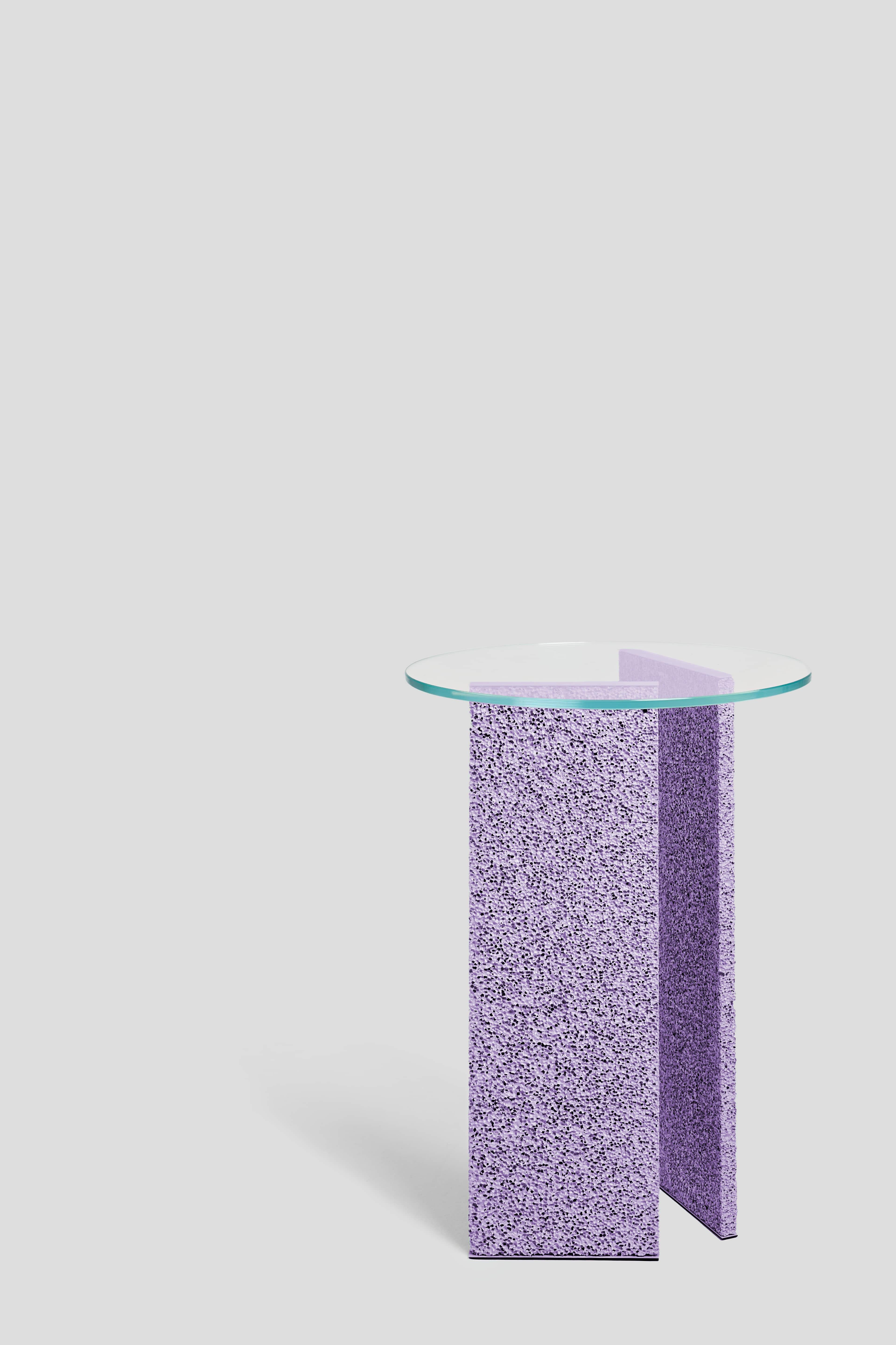 XXIe siècle et contemporain Table d'appoint SLAB texturée lilas avec plateau en verre en vente