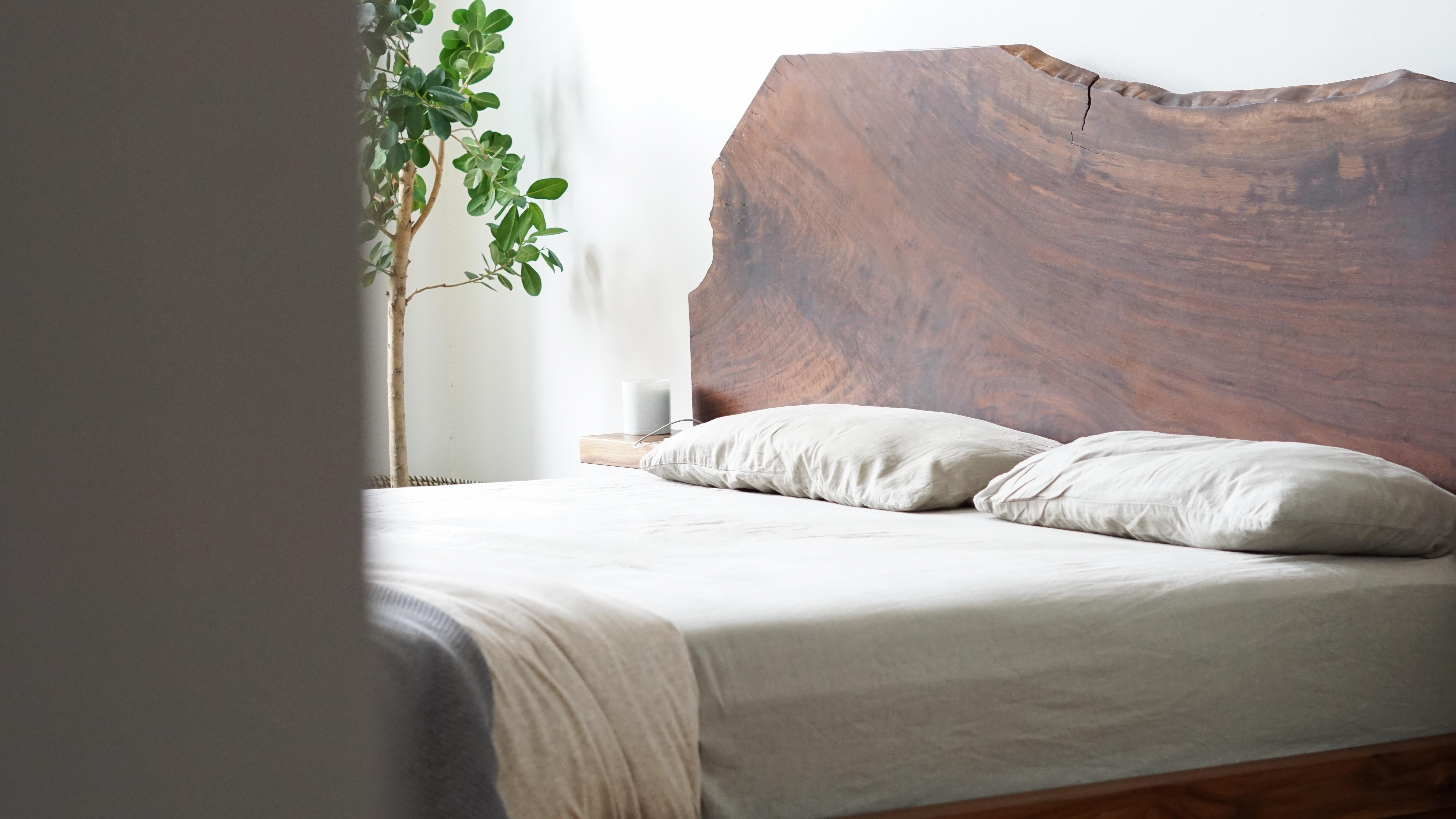 Modernes Claro Slab N3 Slab Queen-Bett aus Nussbaumholz, schwebendes Regal von Swell Studio (amerikanisch) im Angebot