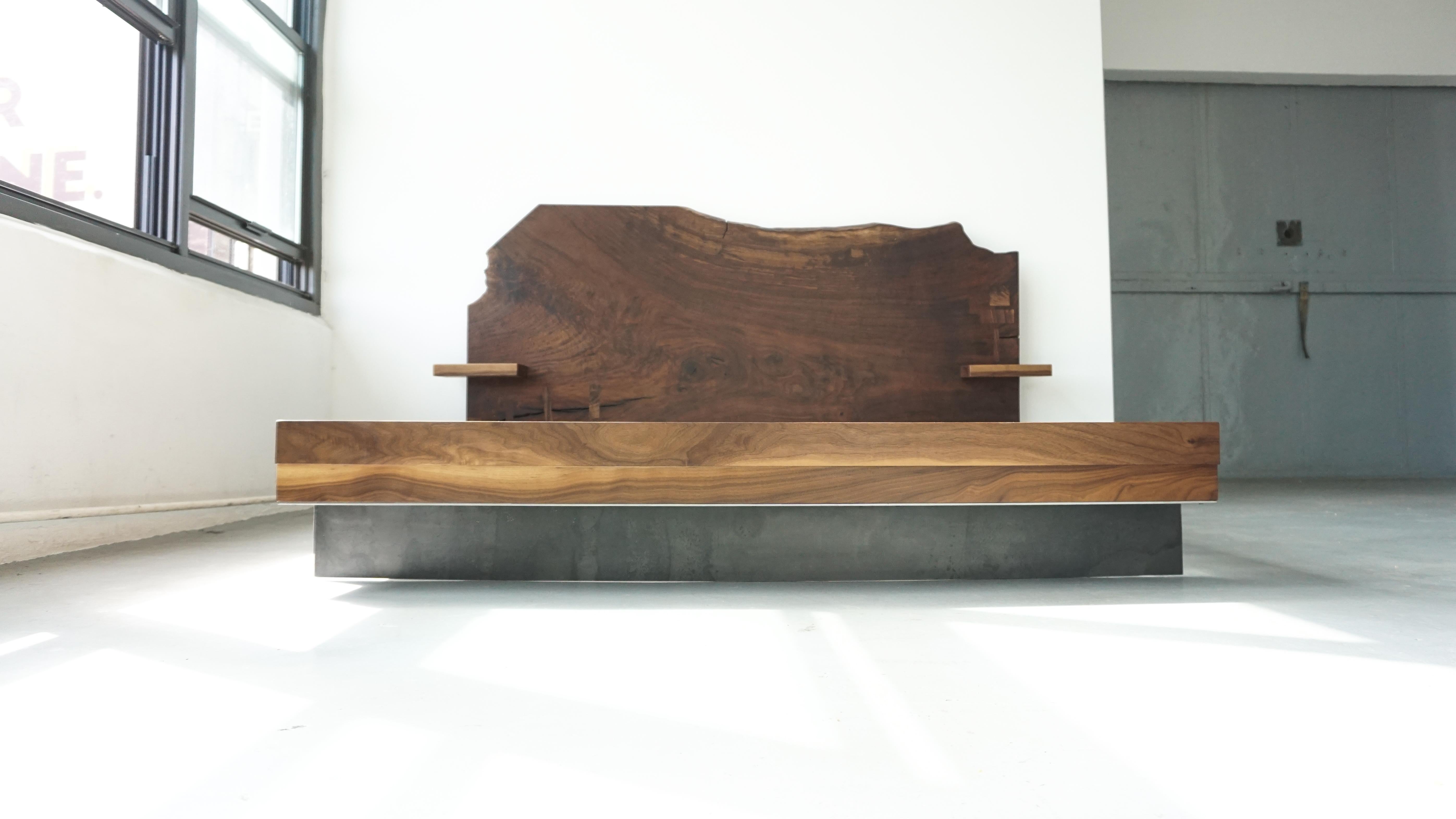 Modernes Claro Slab N3 Slab Queen-Bett aus Nussbaumholz, schwebendes Regal von Swell Studio (21. Jahrhundert und zeitgenössisch) im Angebot