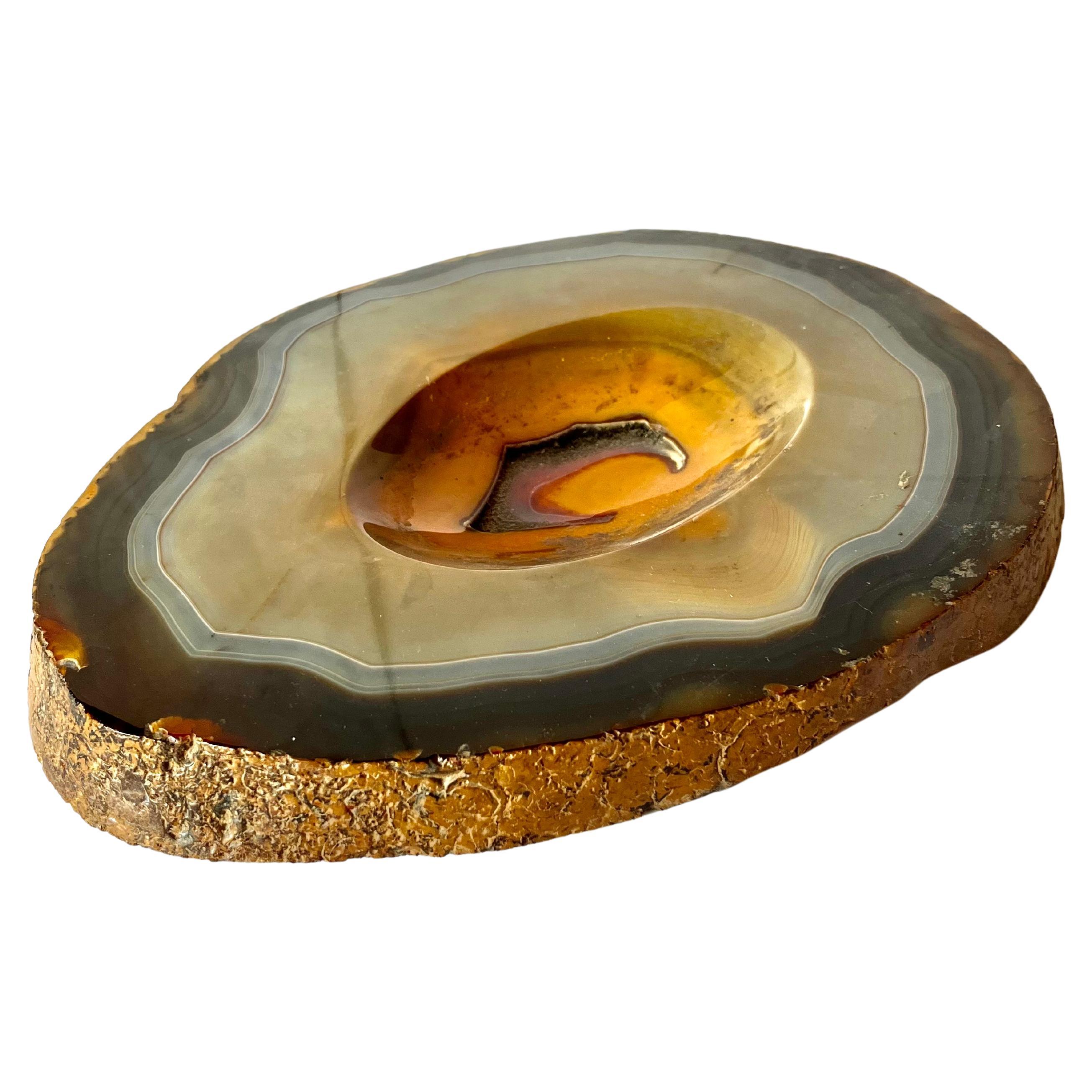 Slab of Agate. Beautiful and large Vide Poche, decorative object, paperweight desk accessory in a thick slice of Agate.
Élégant and refined for a table, a desk, a shelf …..etc.

