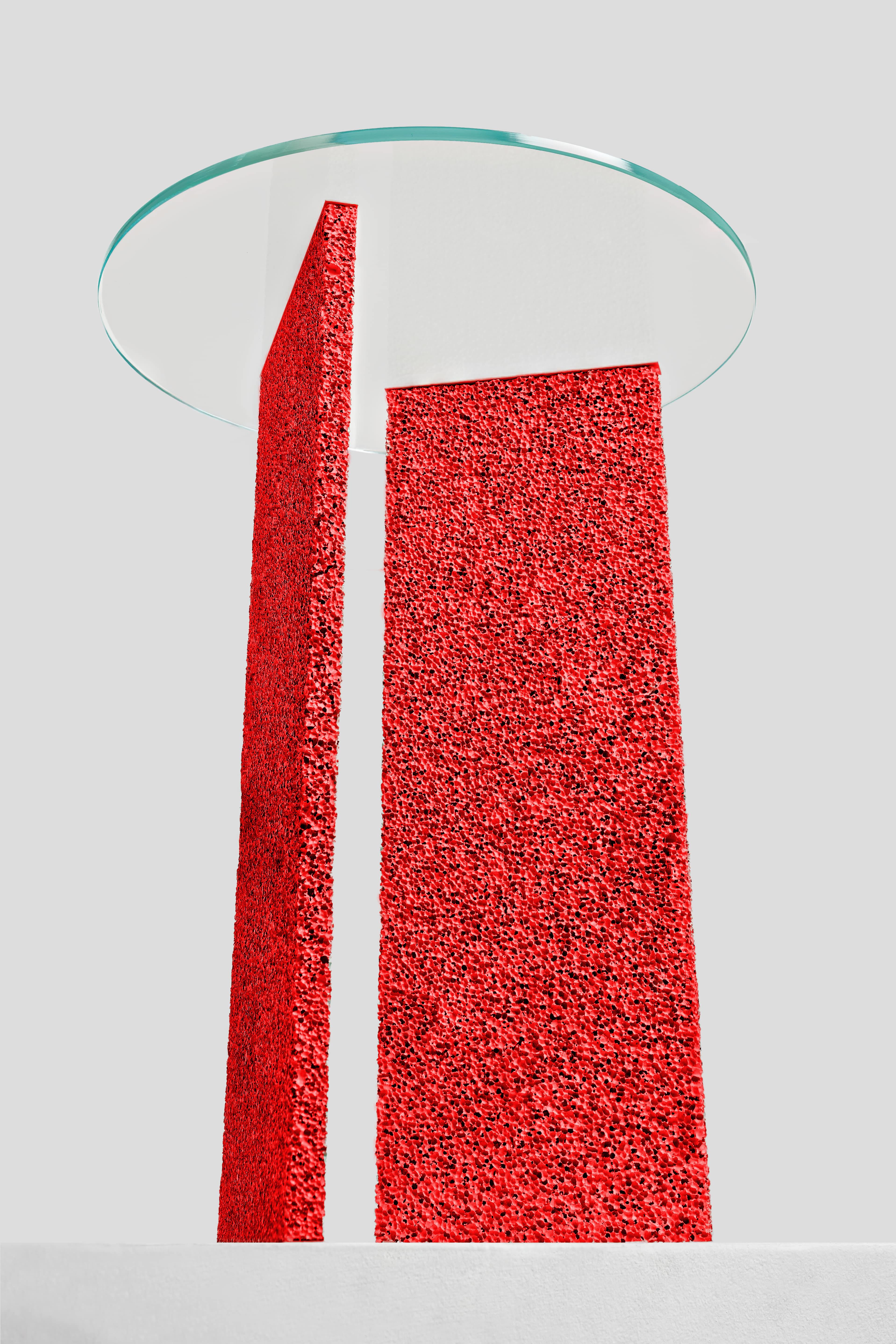 Moulage Table d'appoint rouge texturée SLAB avec plateau en verre en vente