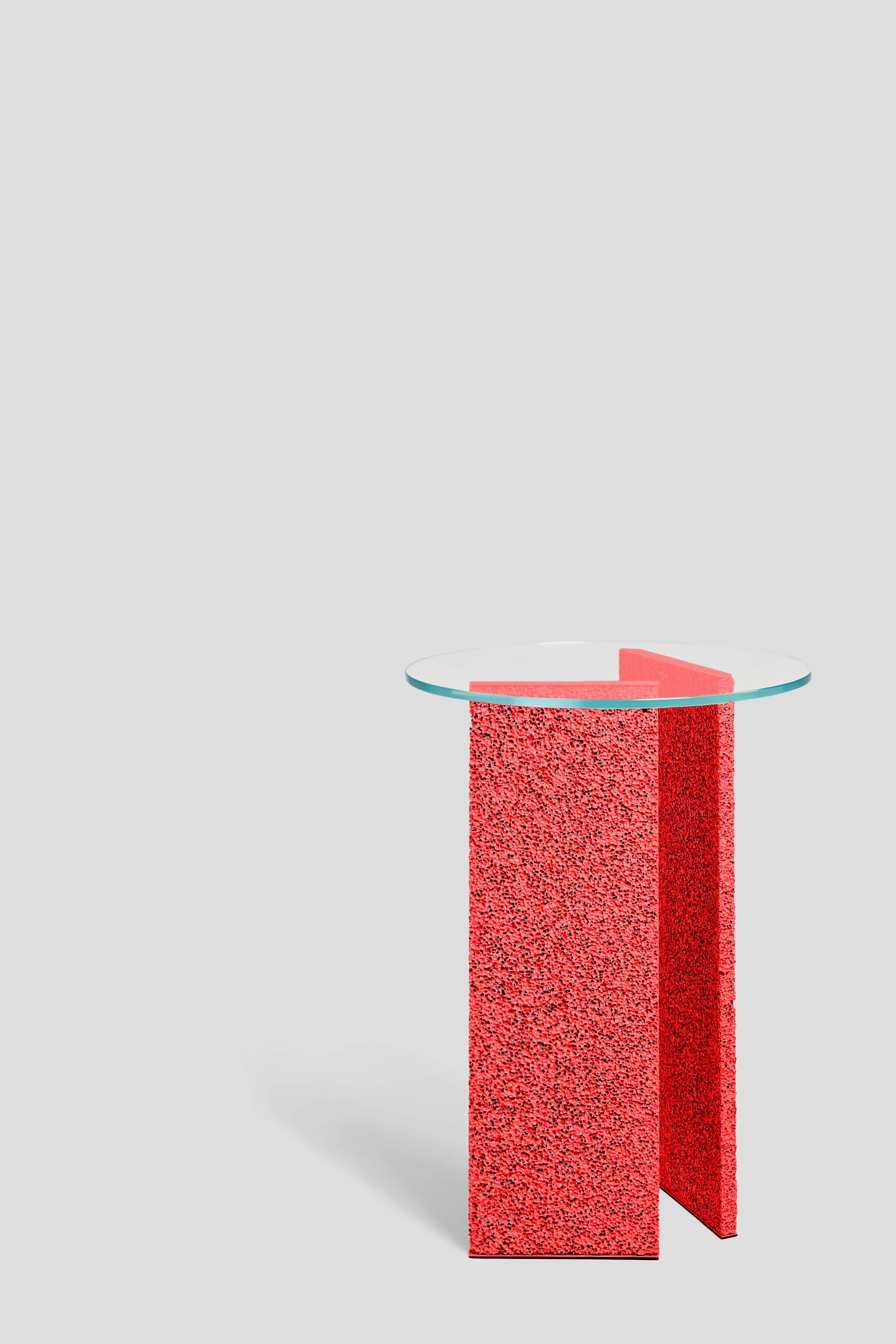 XXIe siècle et contemporain Table d'appoint rouge texturée SLAB avec plateau en verre en vente