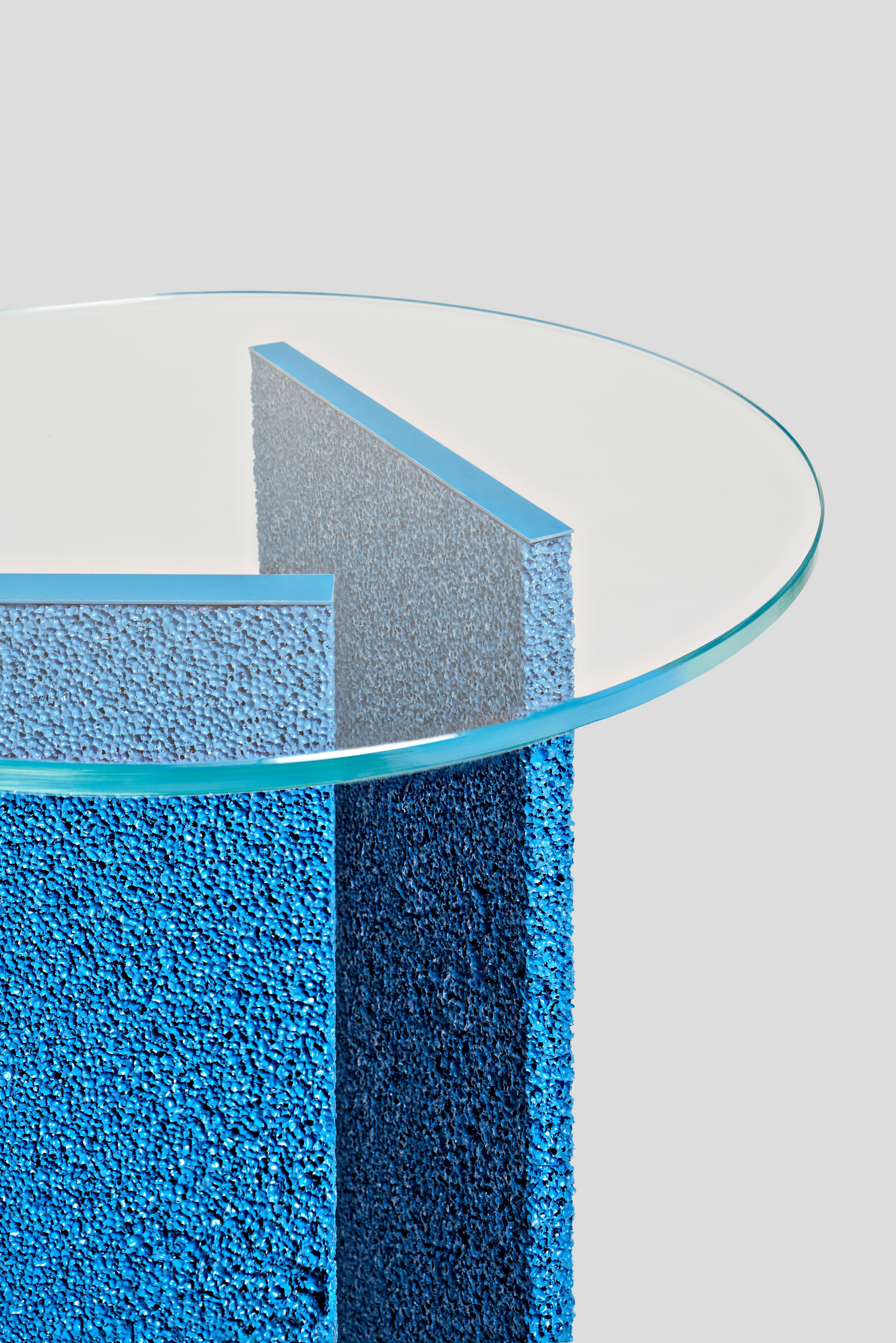 Britannique Table d'appoint SLAB texturée bleue avec pieds en métal et plateau en verre en vente
