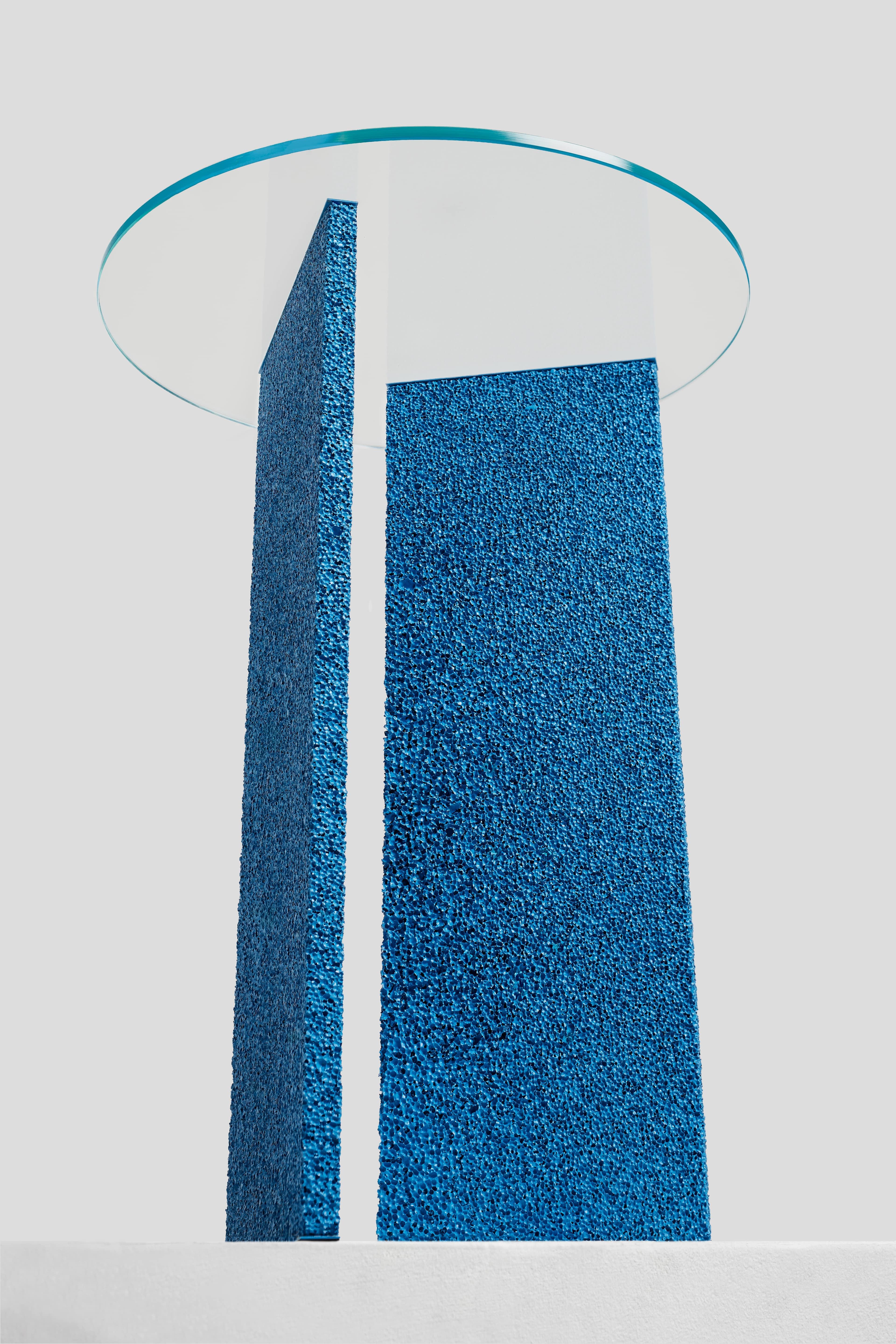 Moulage Table d'appoint SLAB texturée bleue avec pieds en métal et plateau en verre en vente