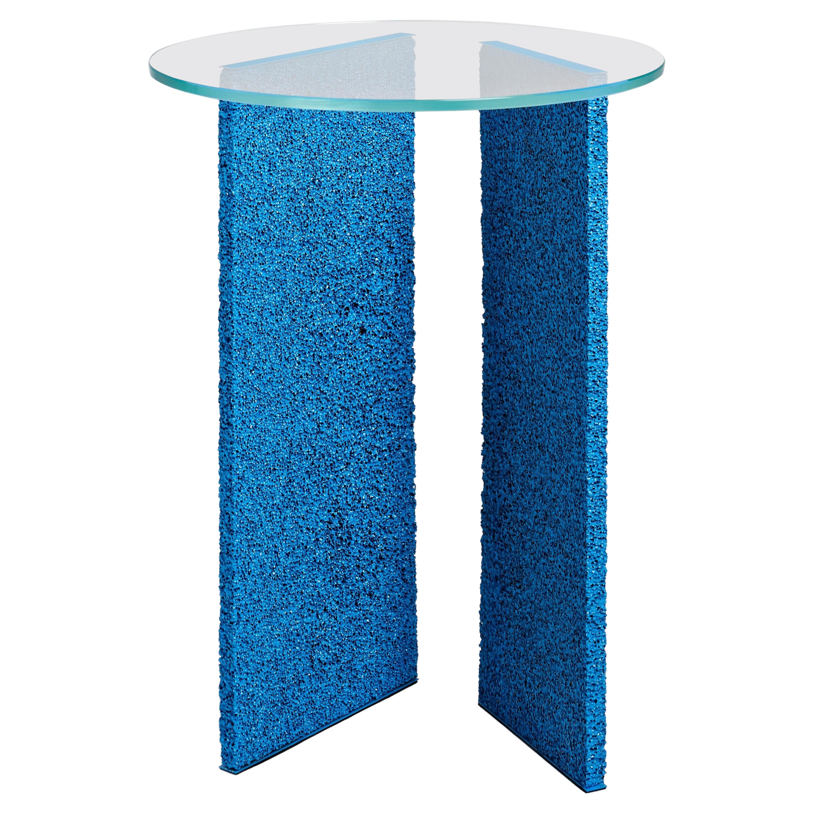 Mesa auxiliar azul texturizada SLAB con patas de metal y tapa de cristal